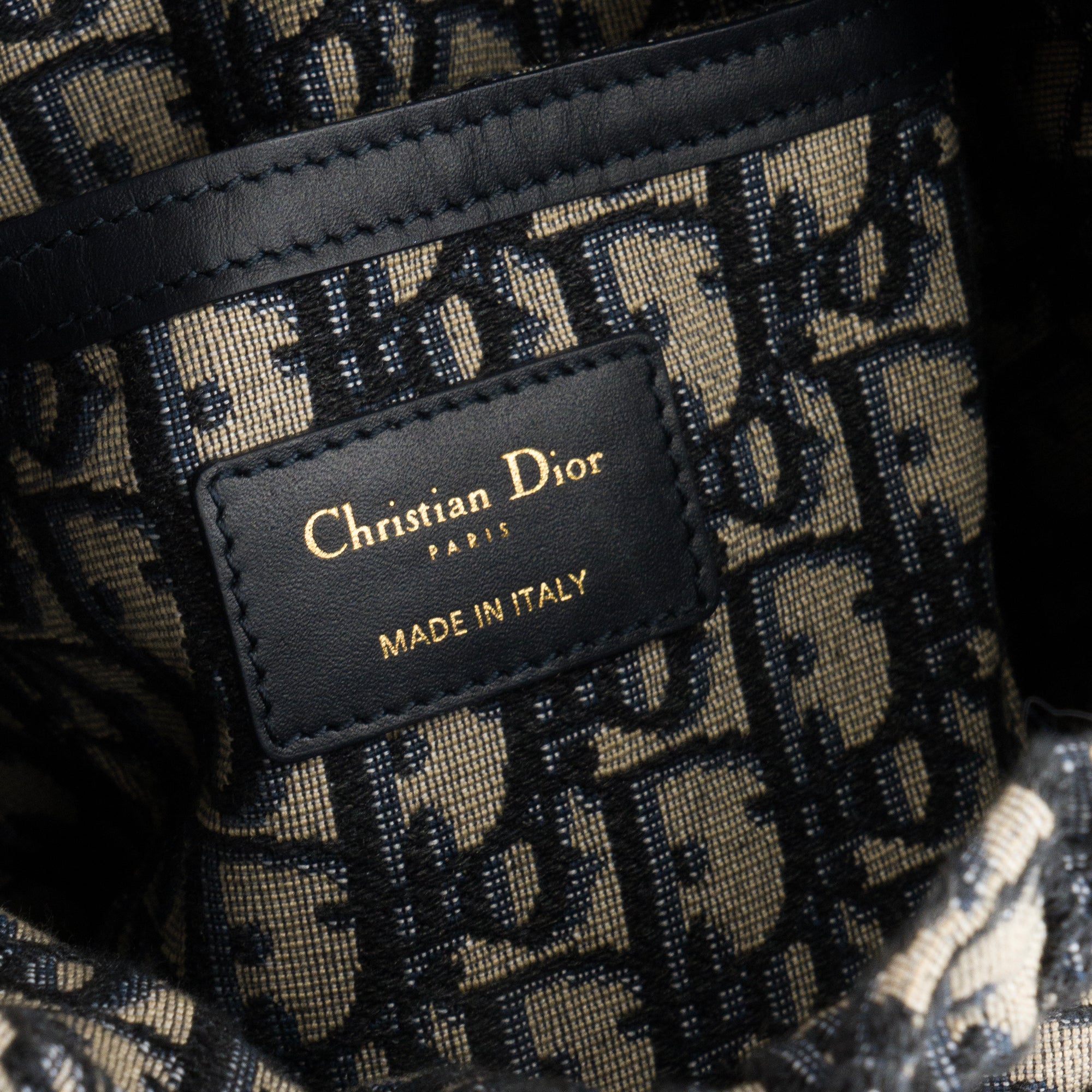 DIOR - Sac à bandoulière Bucket Dior en osier et toile bleu marine