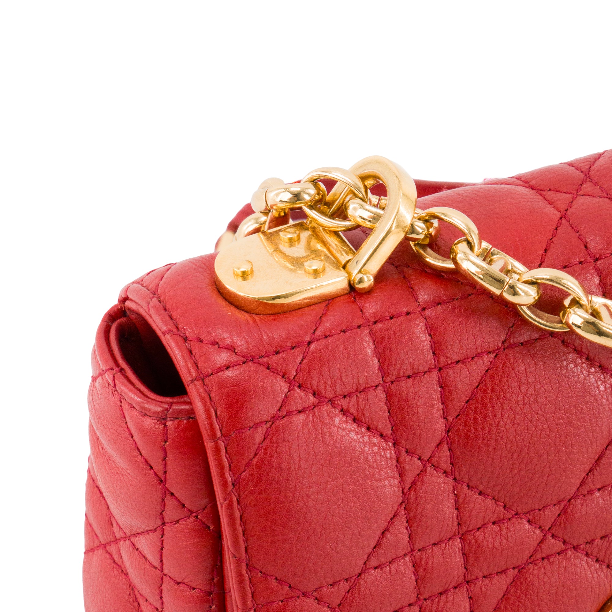 DIOR - Sac à bandoulière Caro Dior en cuir cannage rouge