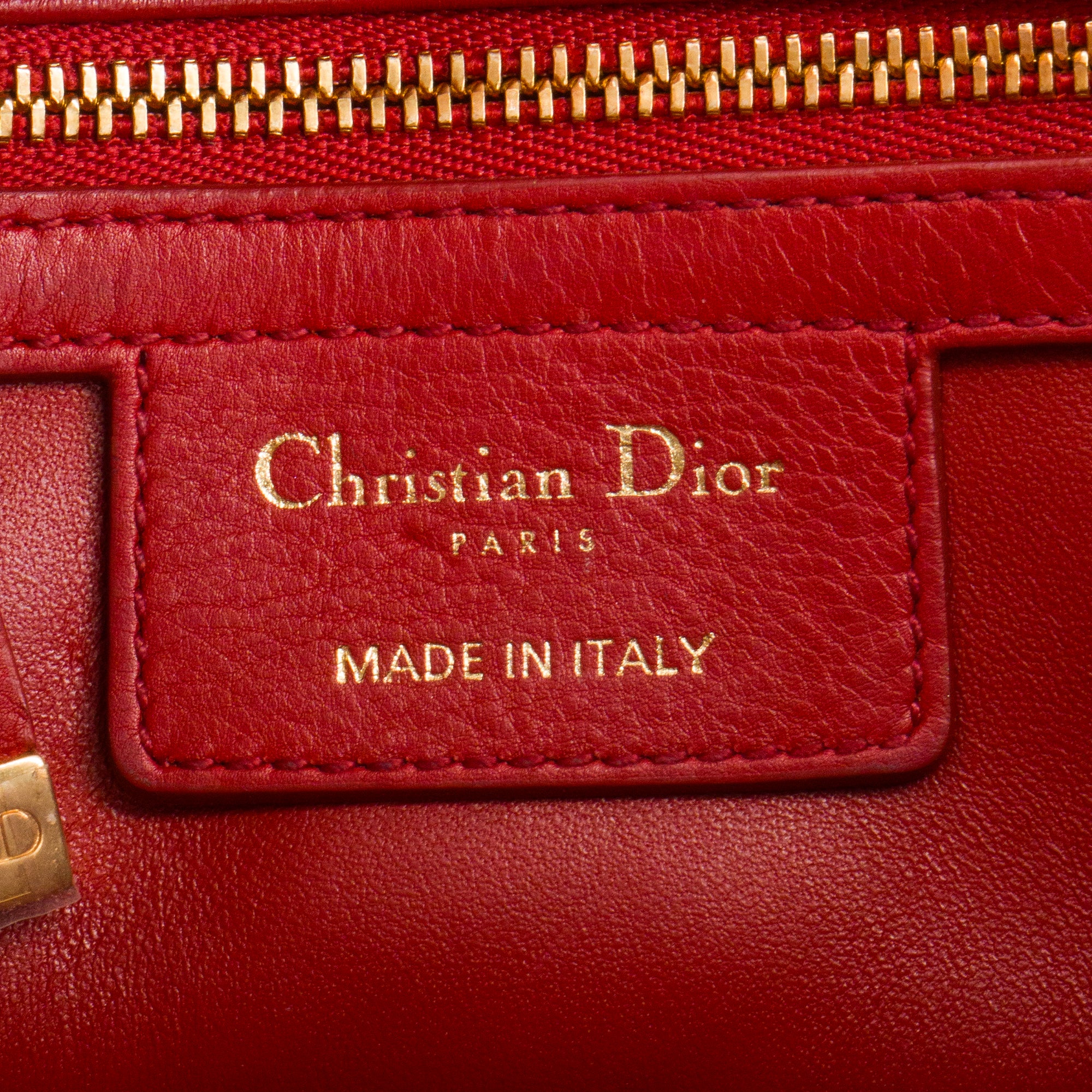 DIOR - Sac à bandoulière Caro Dior en cuir cannage rouge