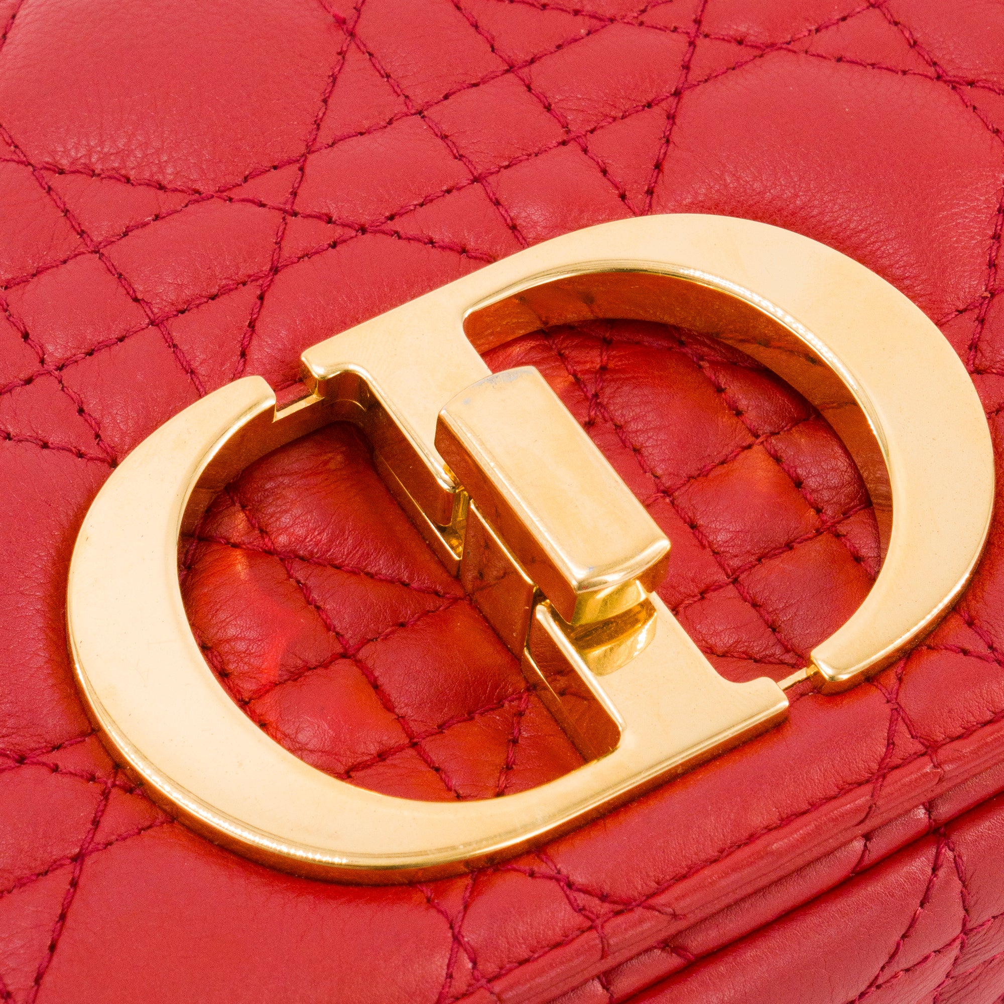 DIOR - Sac à bandoulière Caro Dior en cuir cannage rouge