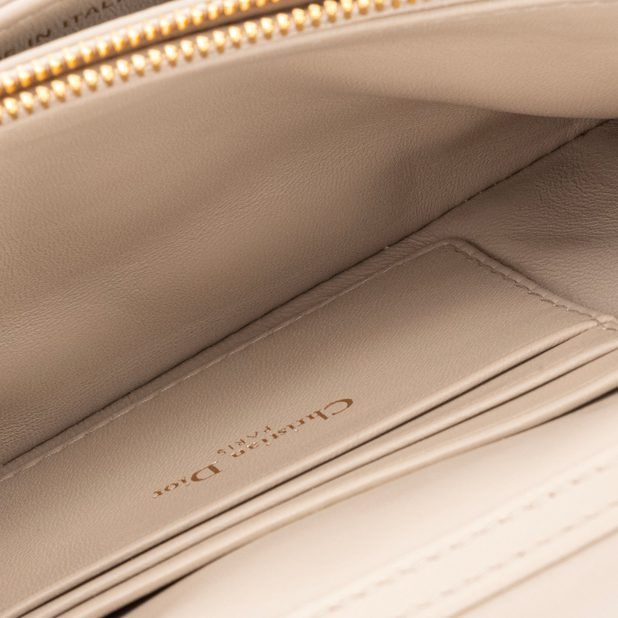 DIOR - Sac à bandoulière Caro Pouch Dior en cuir beige