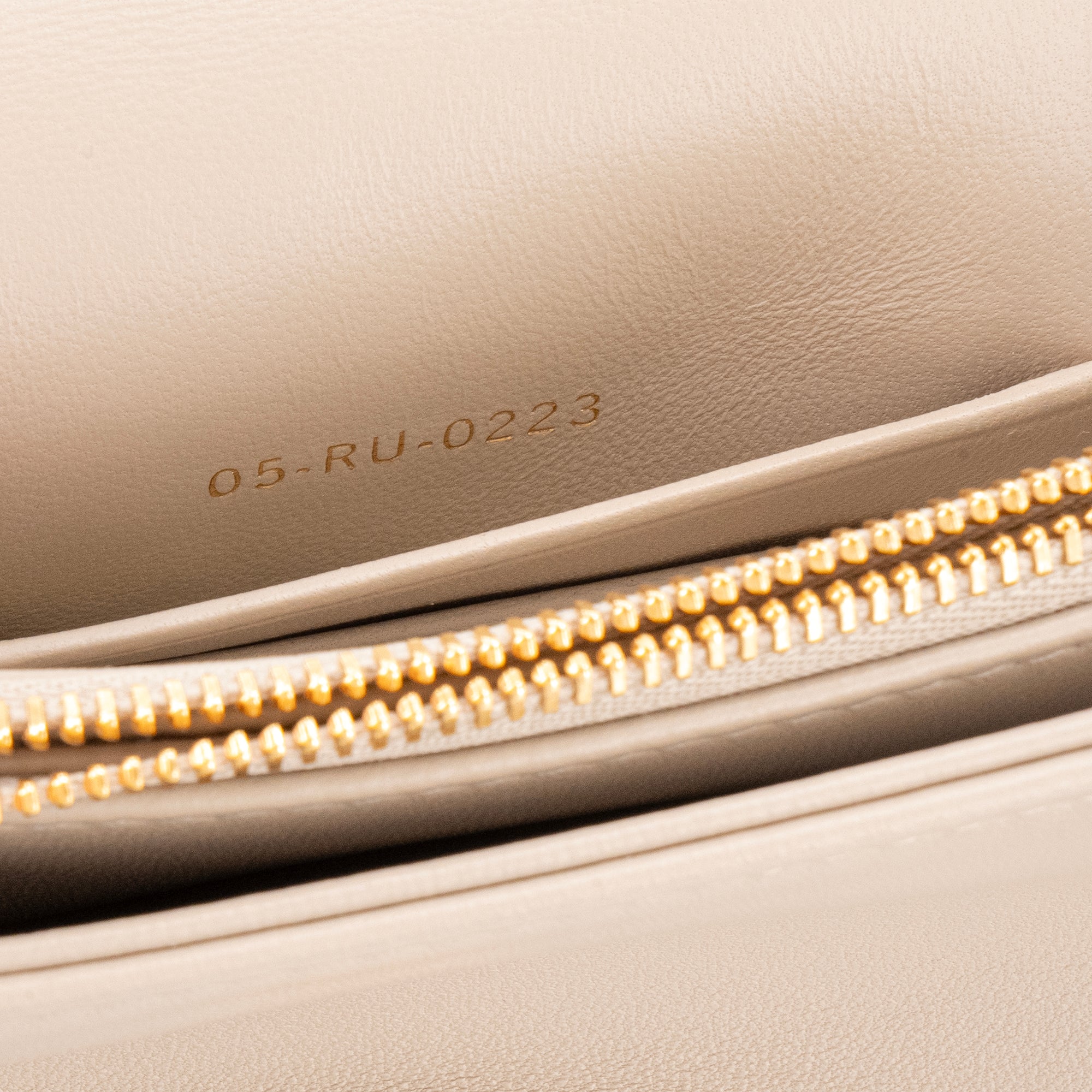 DIOR - Sac à bandoulière Caro Pouch Dior en cuir beige