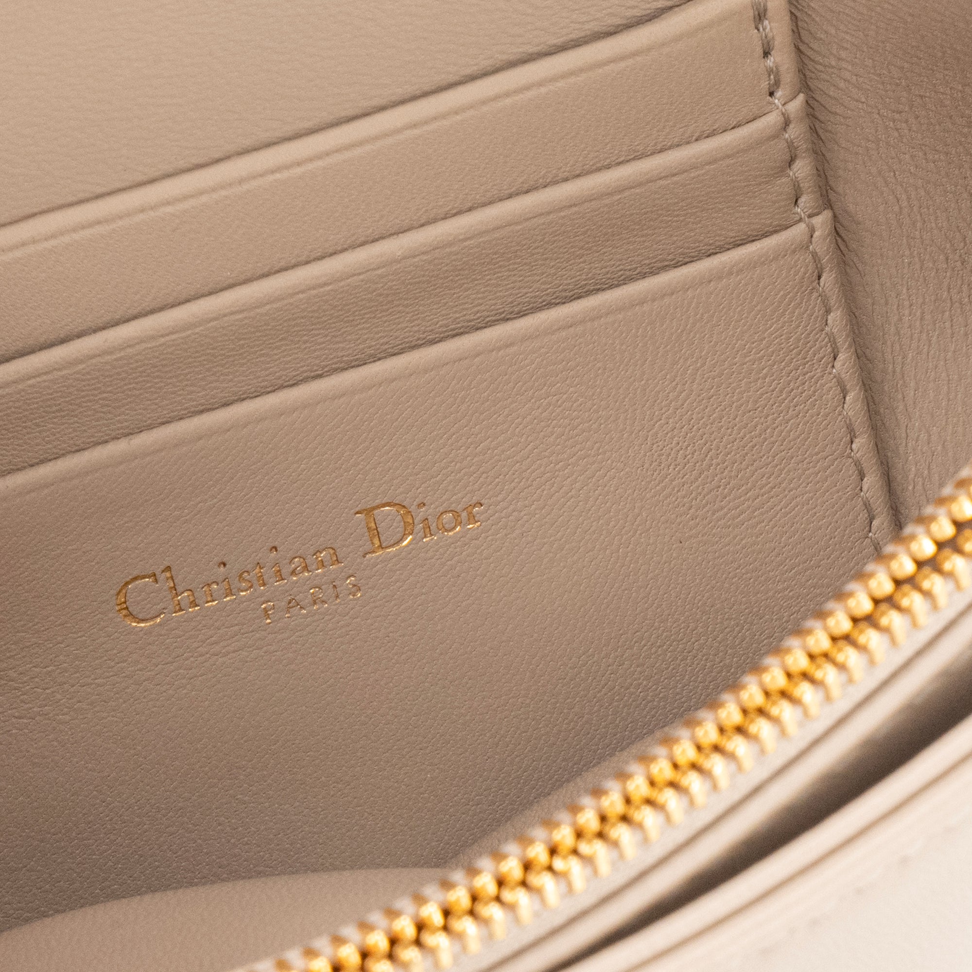 DIOR - Sac à bandoulière Caro Pouch Dior en cuir beige