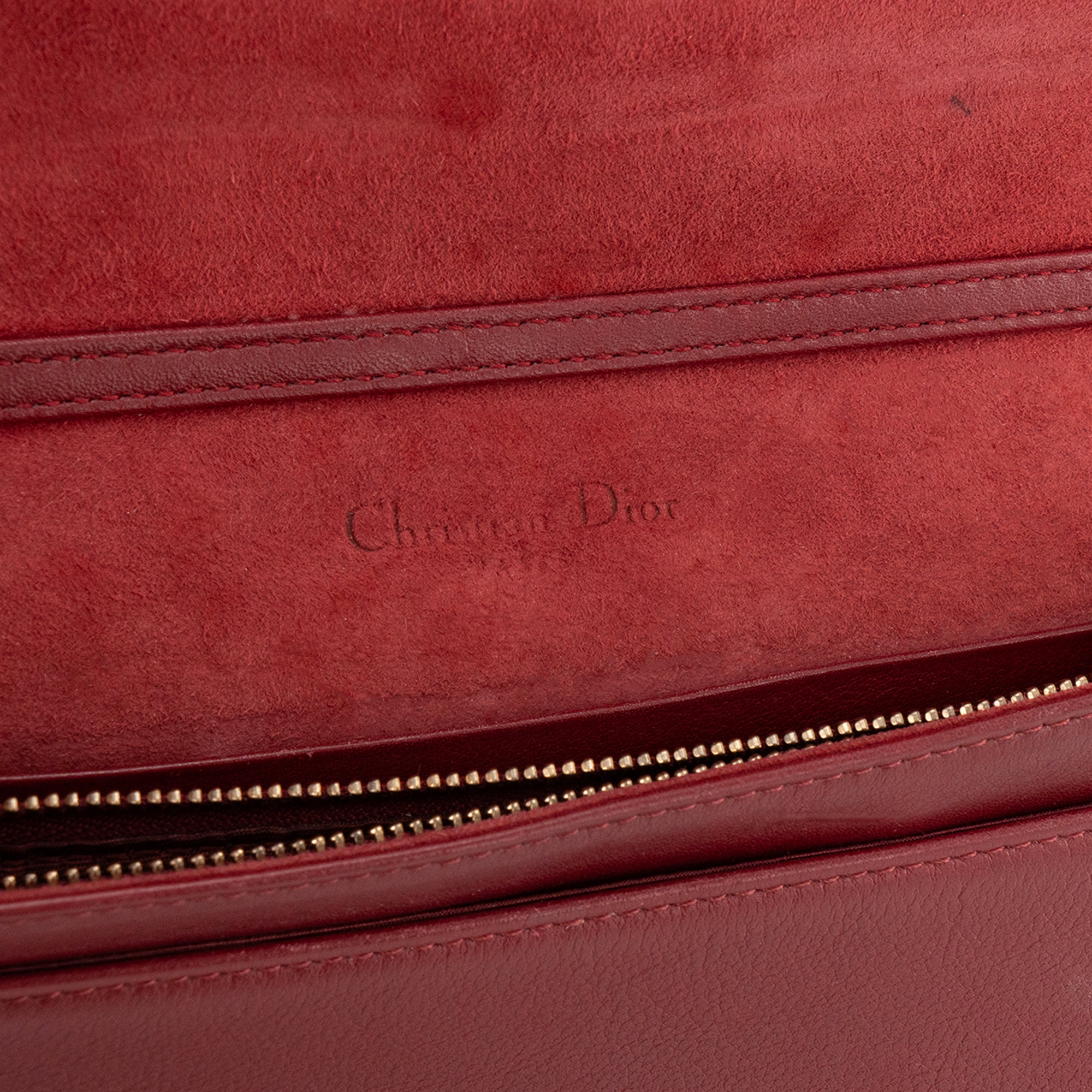 DIOR - Sac à bandoulière Diorama Dior en cuir bordeaux et studs dorés