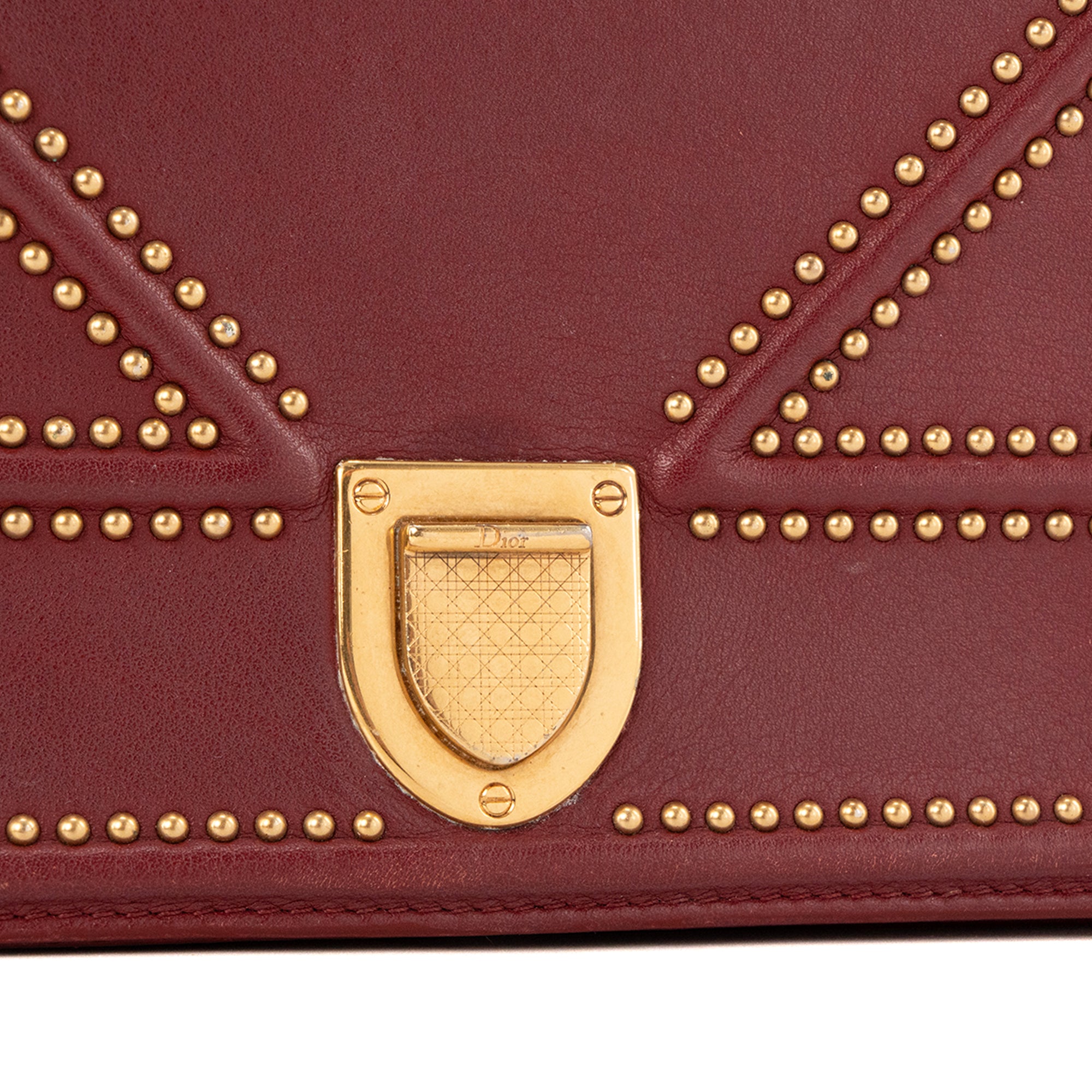 DIOR - Sac à bandoulière Diorama Dior en cuir bordeaux et studs dorés