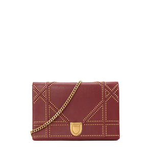 DIOR - Sac à bandoulière Diorama Dior en cuir bordeaux et studs dorés