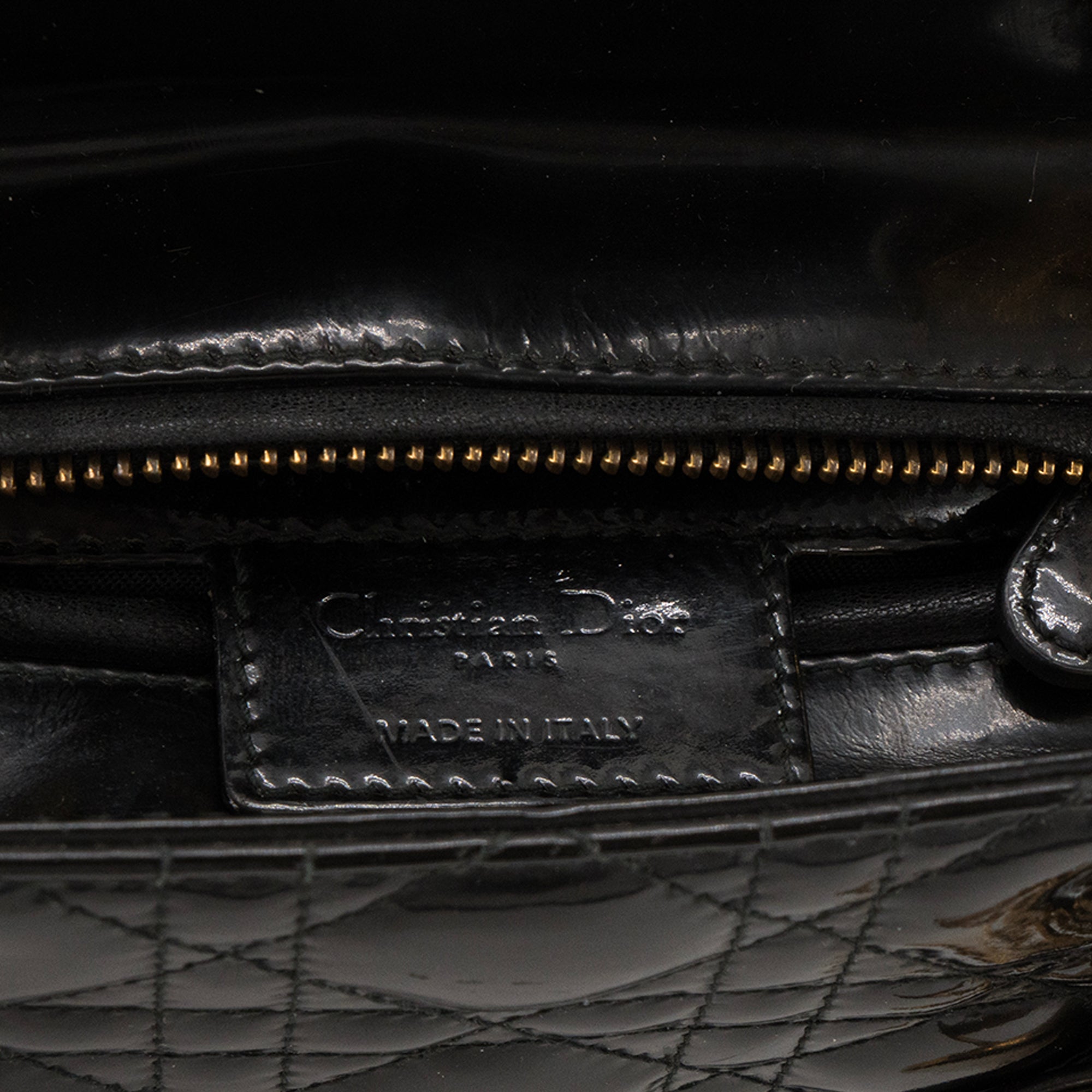 DIOR - Sac à bandoulière Lady Dior Medium en cuir verni noir
