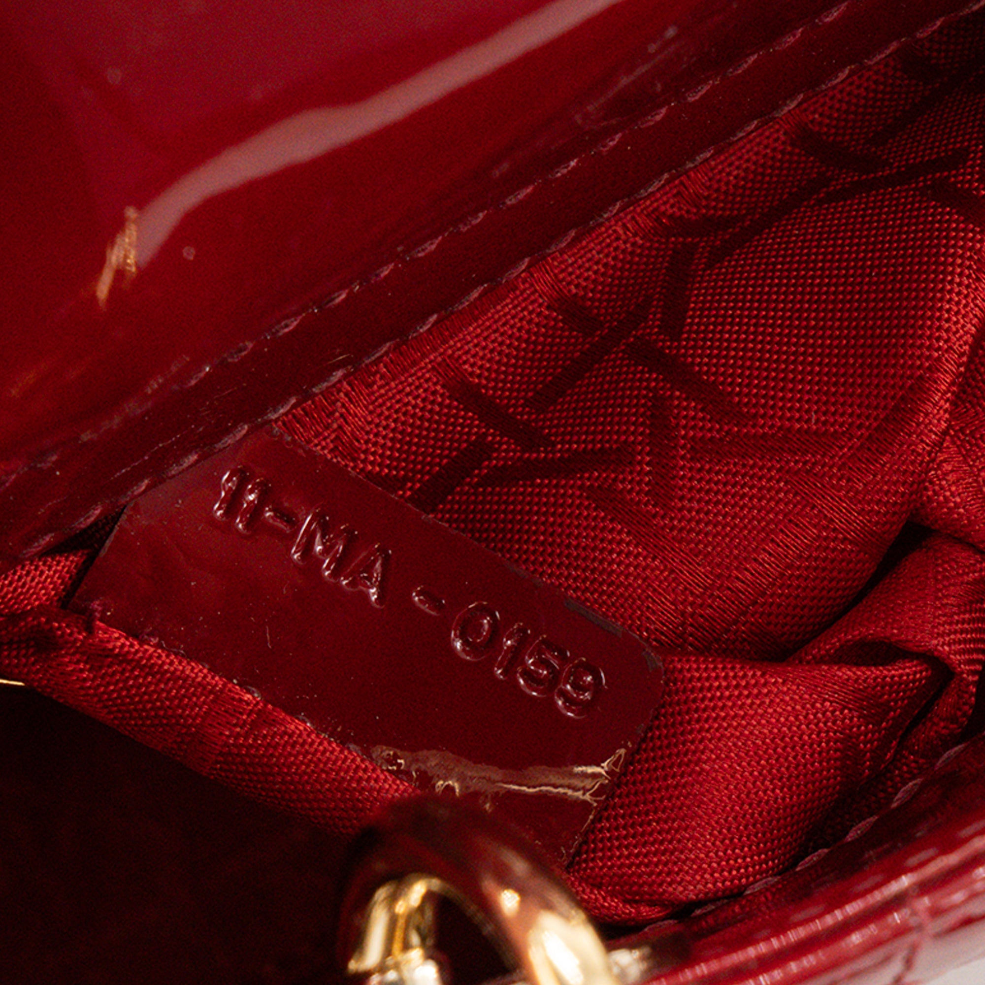 DIOR - Sac à bandoulière Lady Dior Mini en cuir cannage verni bordeaux