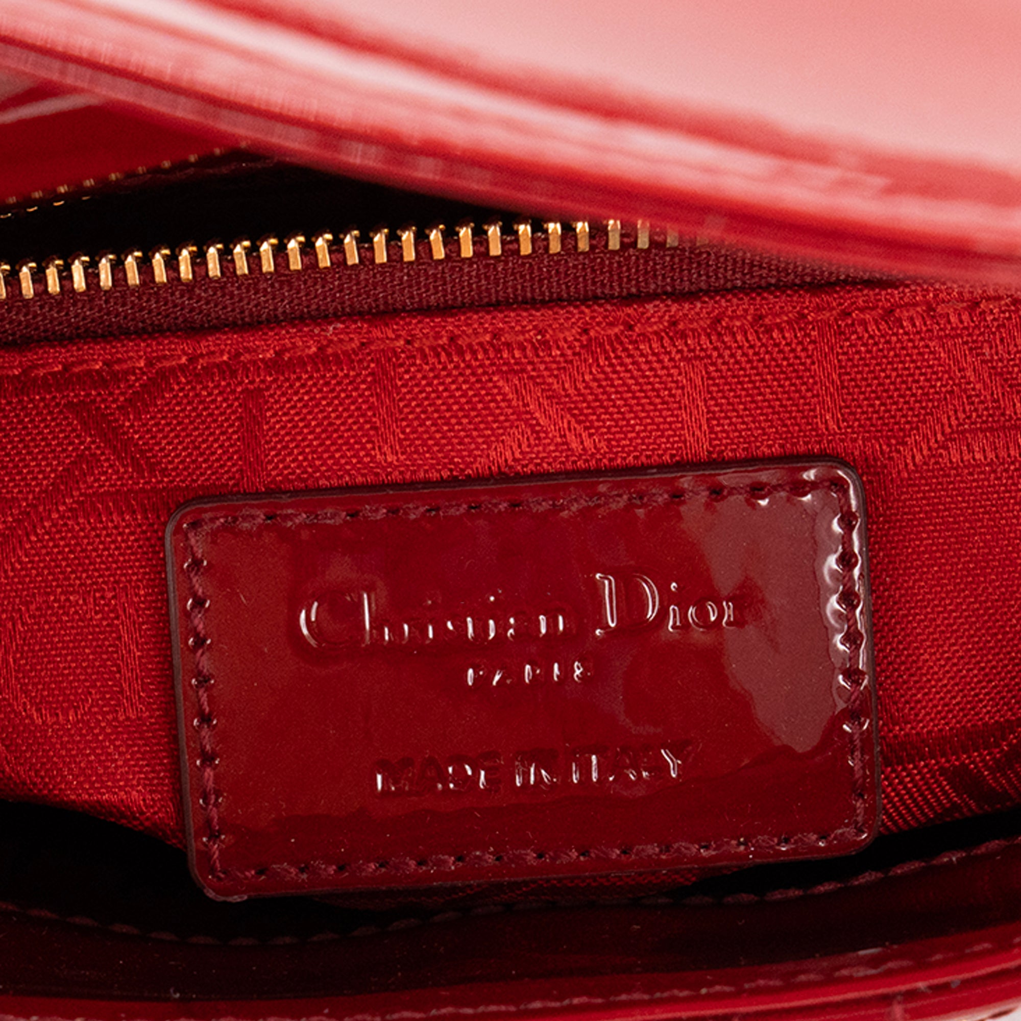 DIOR - Sac à bandoulière Lady Dior mini en cuir cannage verni bordeaux