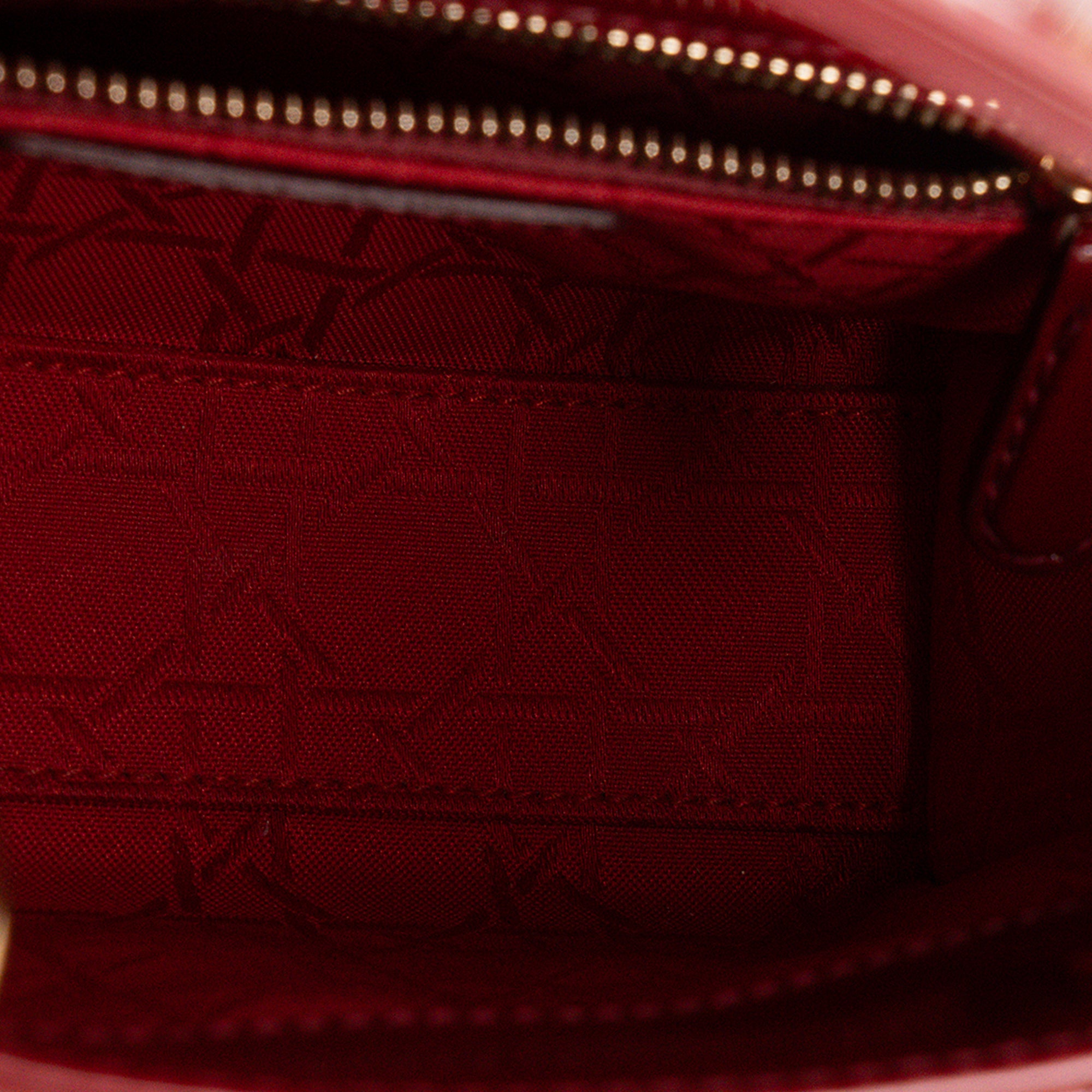 DIOR - Sac à bandoulière Lady Dior mini en cuir cannage verni rouge