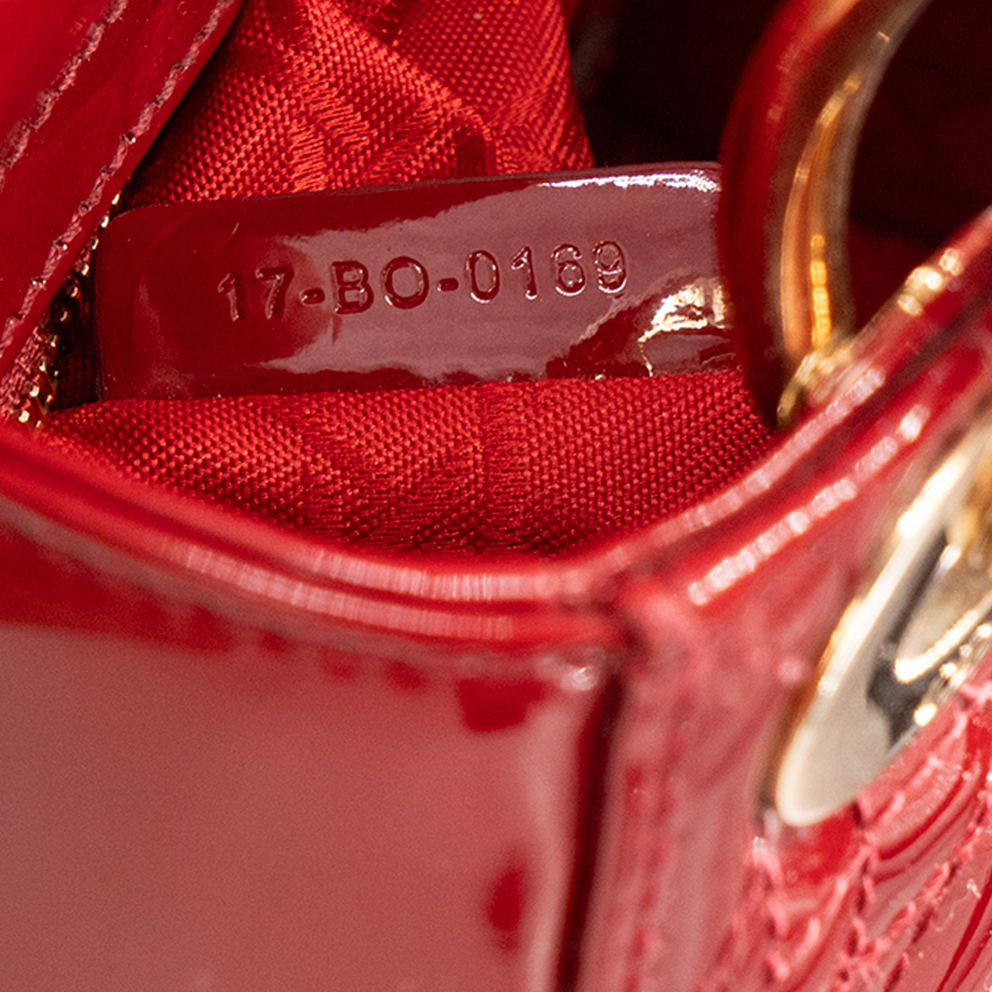 DIOR - Sac à bandoulière Lady Dior mini en cuir cannage verni bordeaux