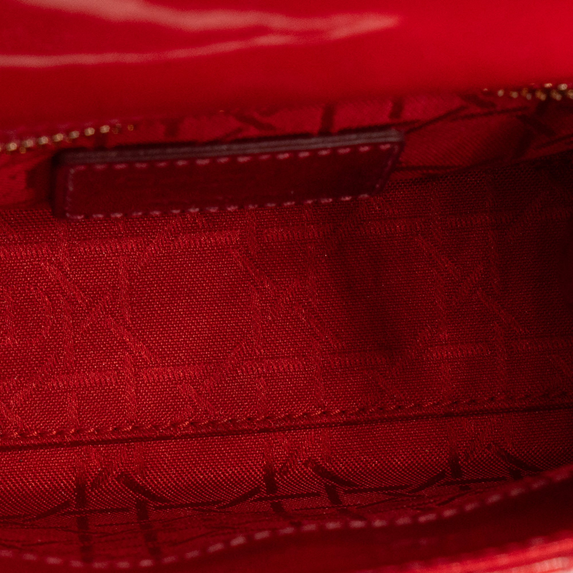 DIOR - Sac à bandoulière Lady Dior mini en cuir cannage verni bordeaux