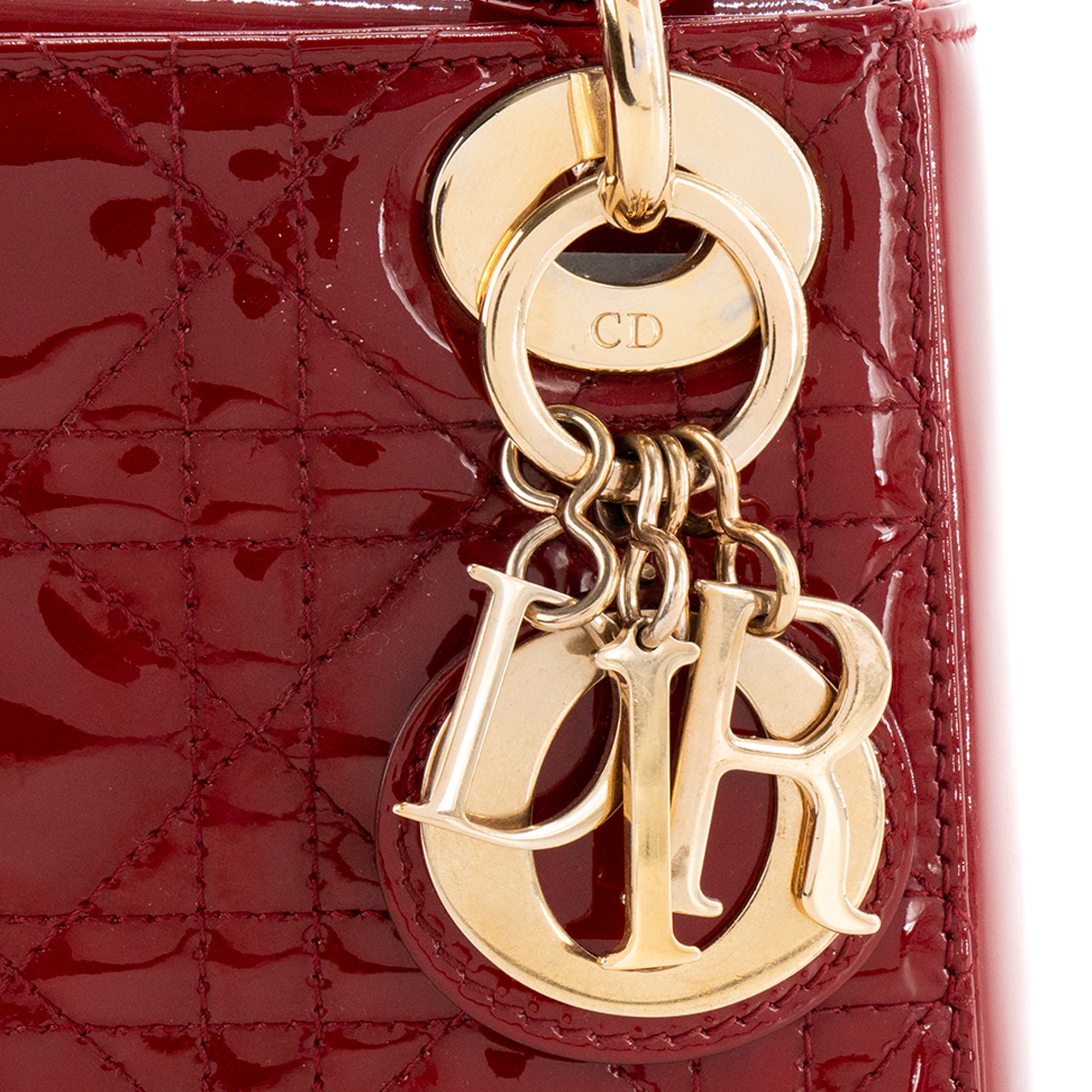 DIOR - Sac à bandoulière Lady Dior mini en cuir cannage verni bordeaux