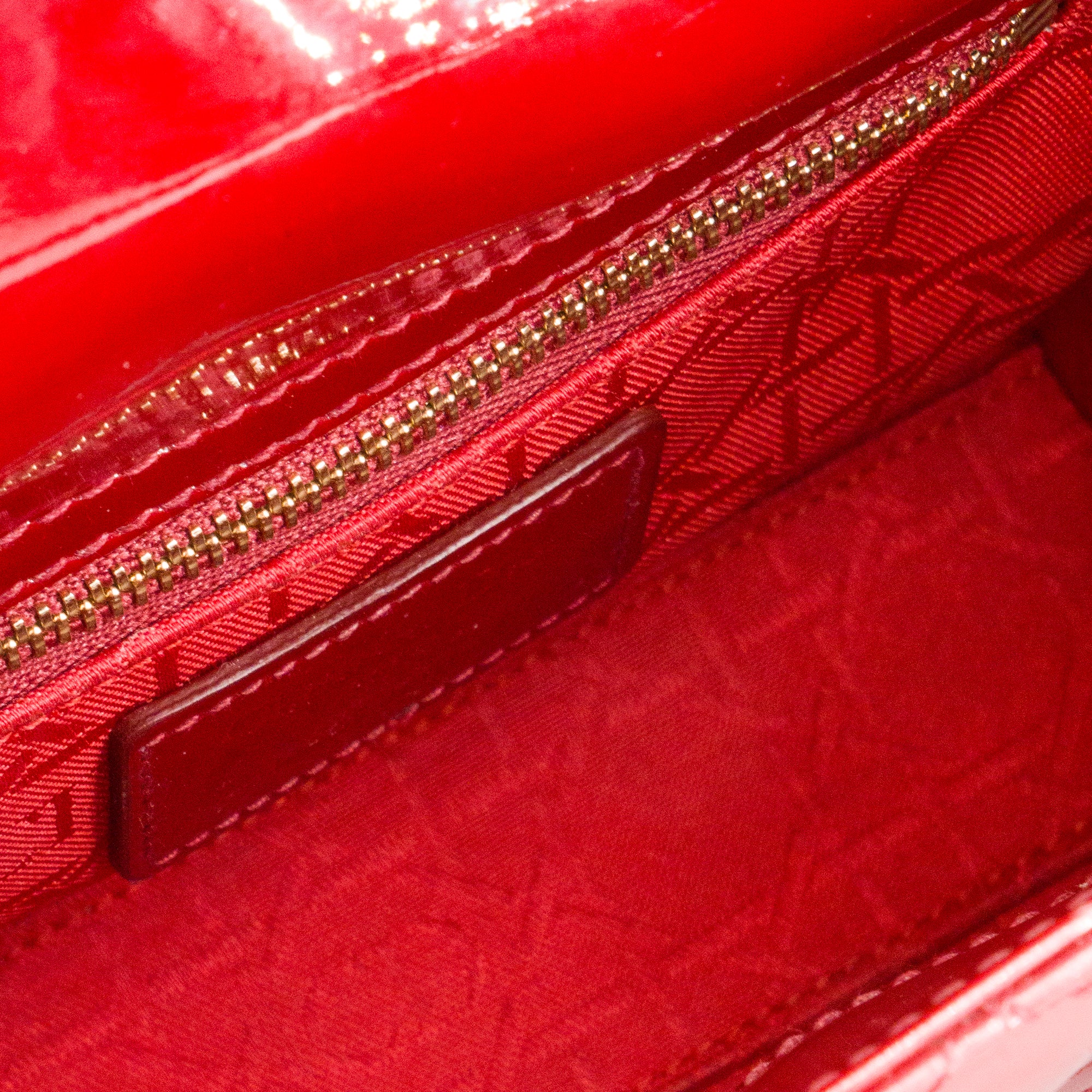 DIOR - Sac à bandoulière Lady Dior mini en cuir cannage verni rouge