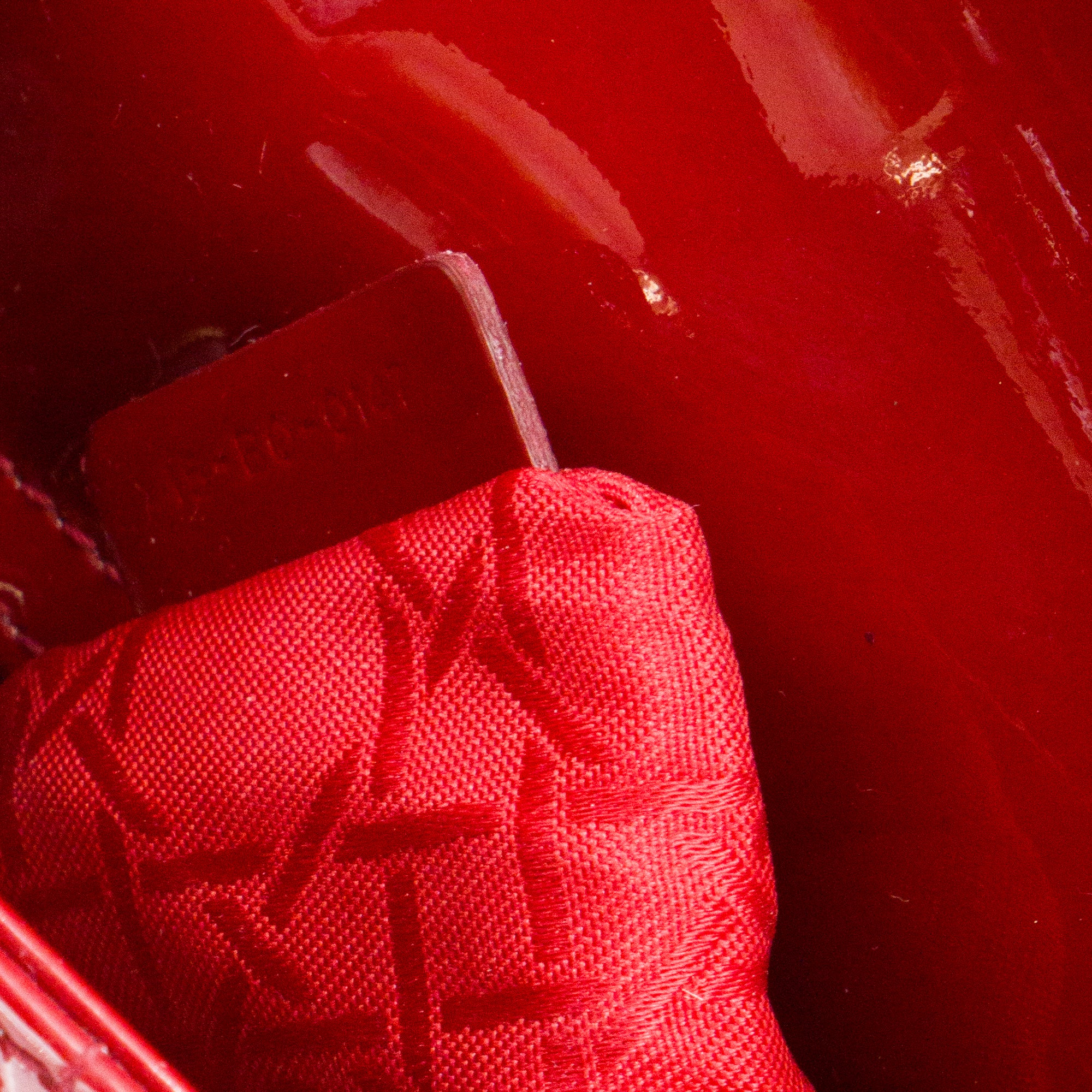 DIOR - Sac à bandoulière Lady Dior mini en cuir cannage verni rouge
