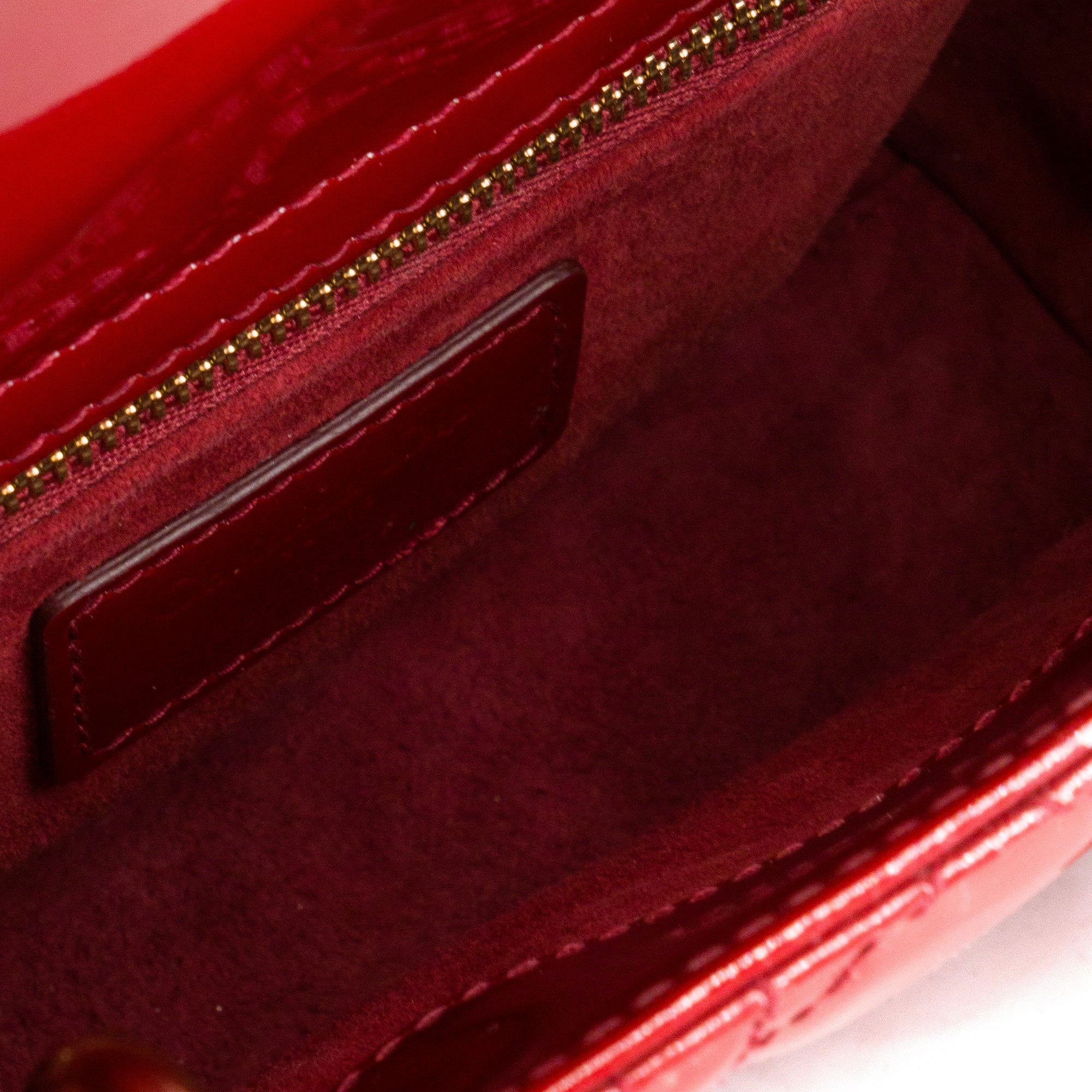 DIOR - Sac à bandoulière Lady Dior mini en cuir verni bordeaux