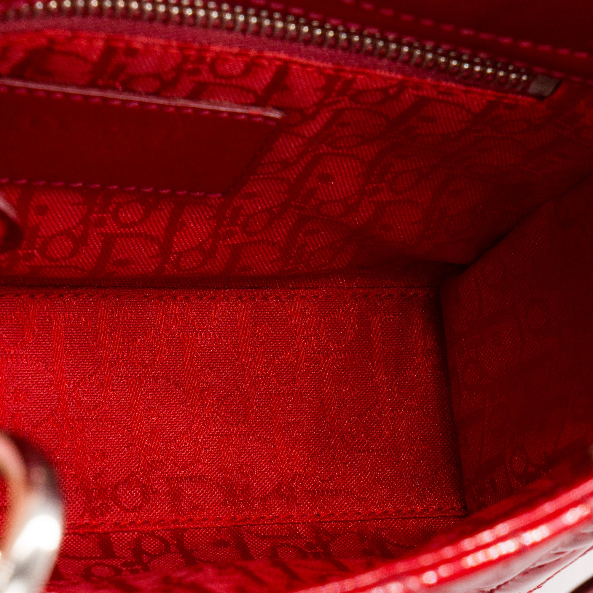 DIOR - Sac à bandoulière Lady Dior mini en cuir verni rouge