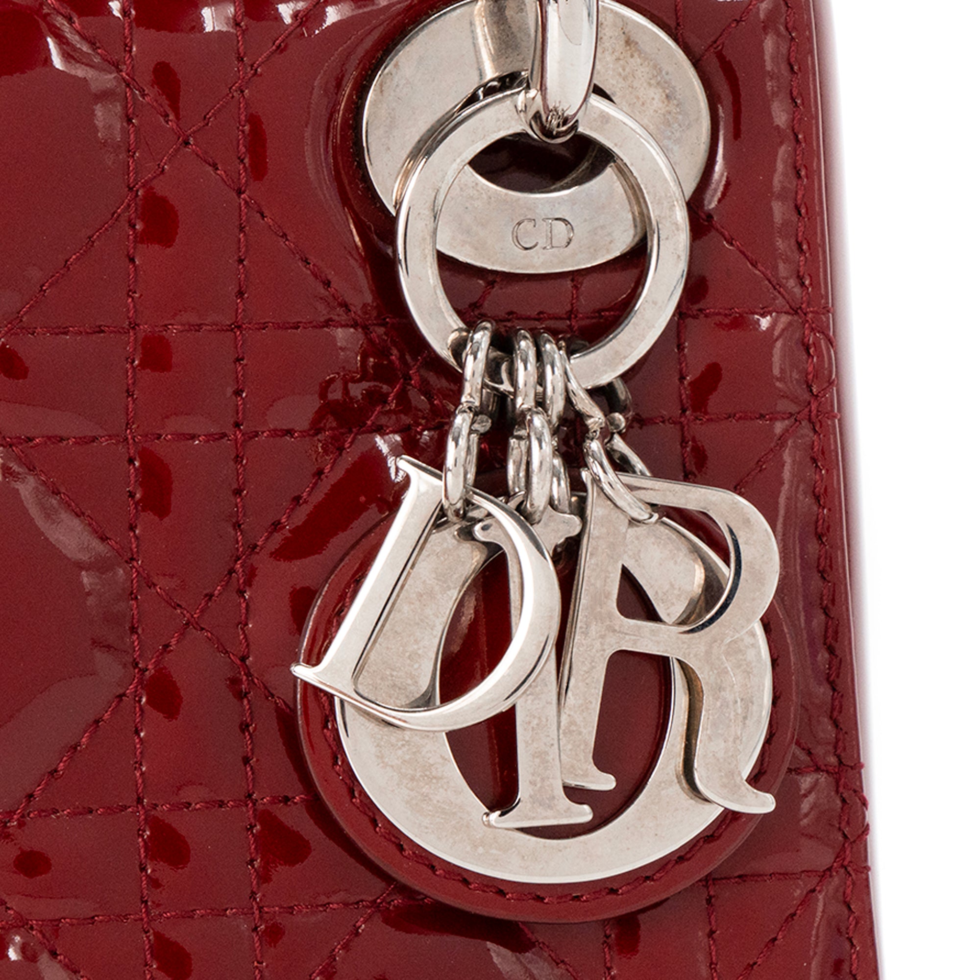 DIOR - Sac à bandoulière Lady Dior mini en cuir verni rouge