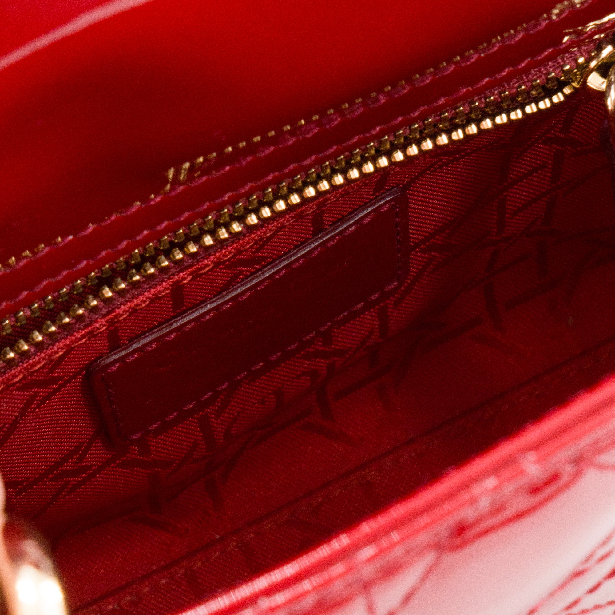 DIOR - Sac à bandoulière Lady Dior small Dior en cuir verni bordeaux