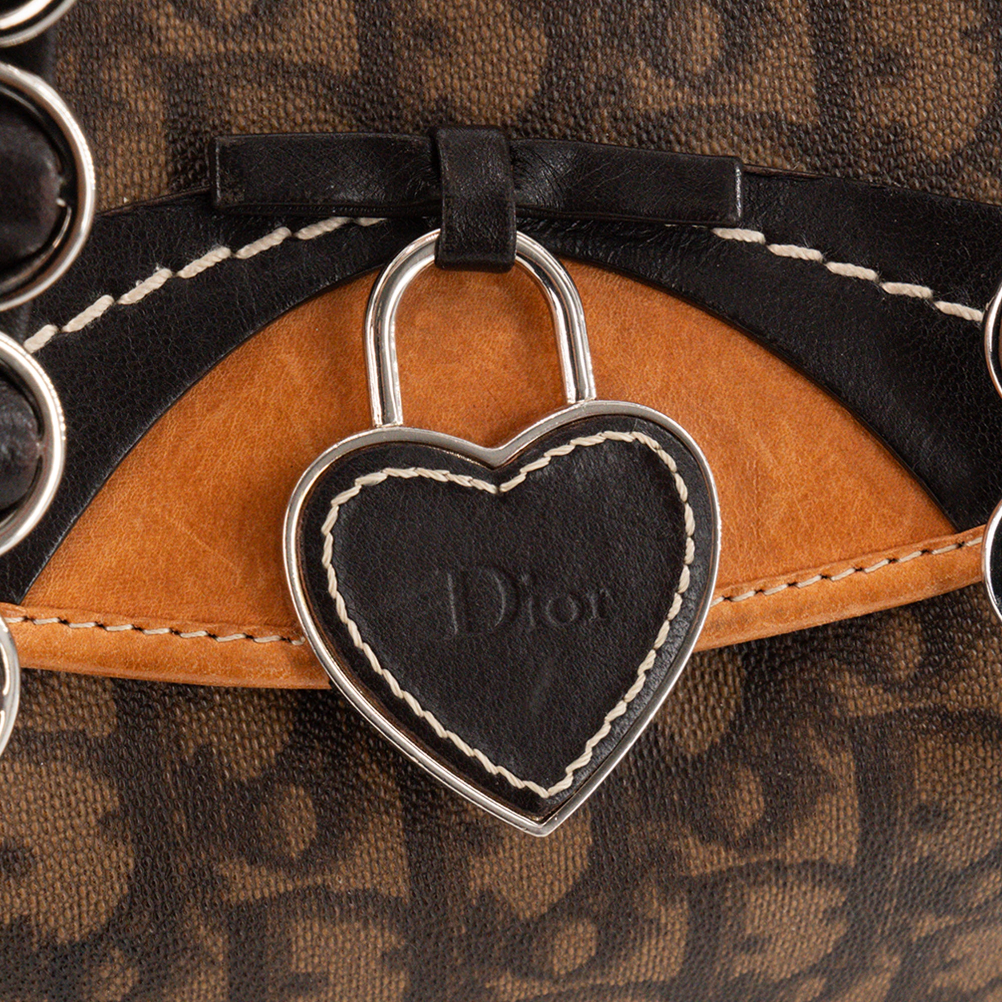 DIOR - Sac à épaule Romantique Dior en toile enduite marron et charms vintage