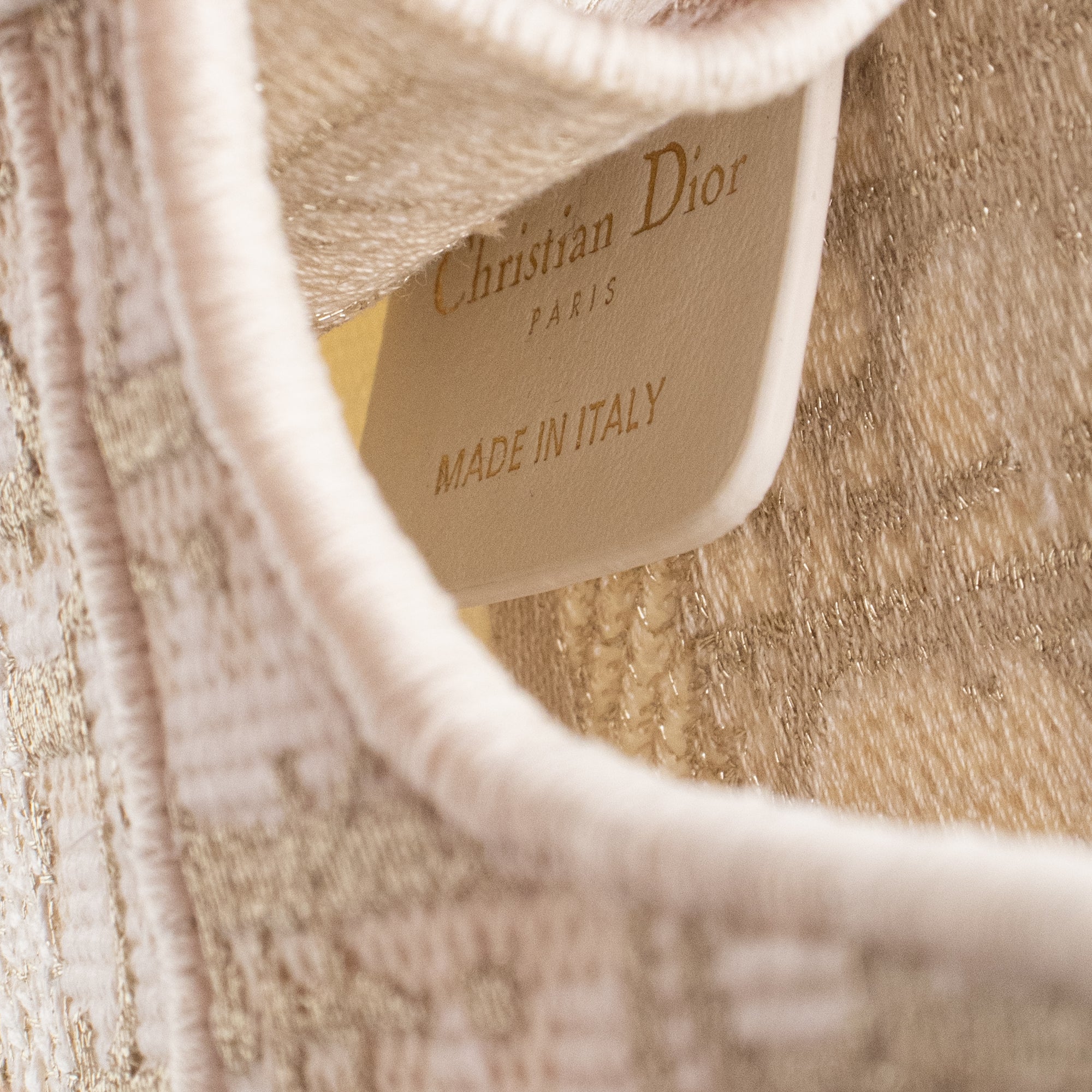 DIOR - Sac à main Book Tote Mini Dior en toile de jouy dorée et blanche