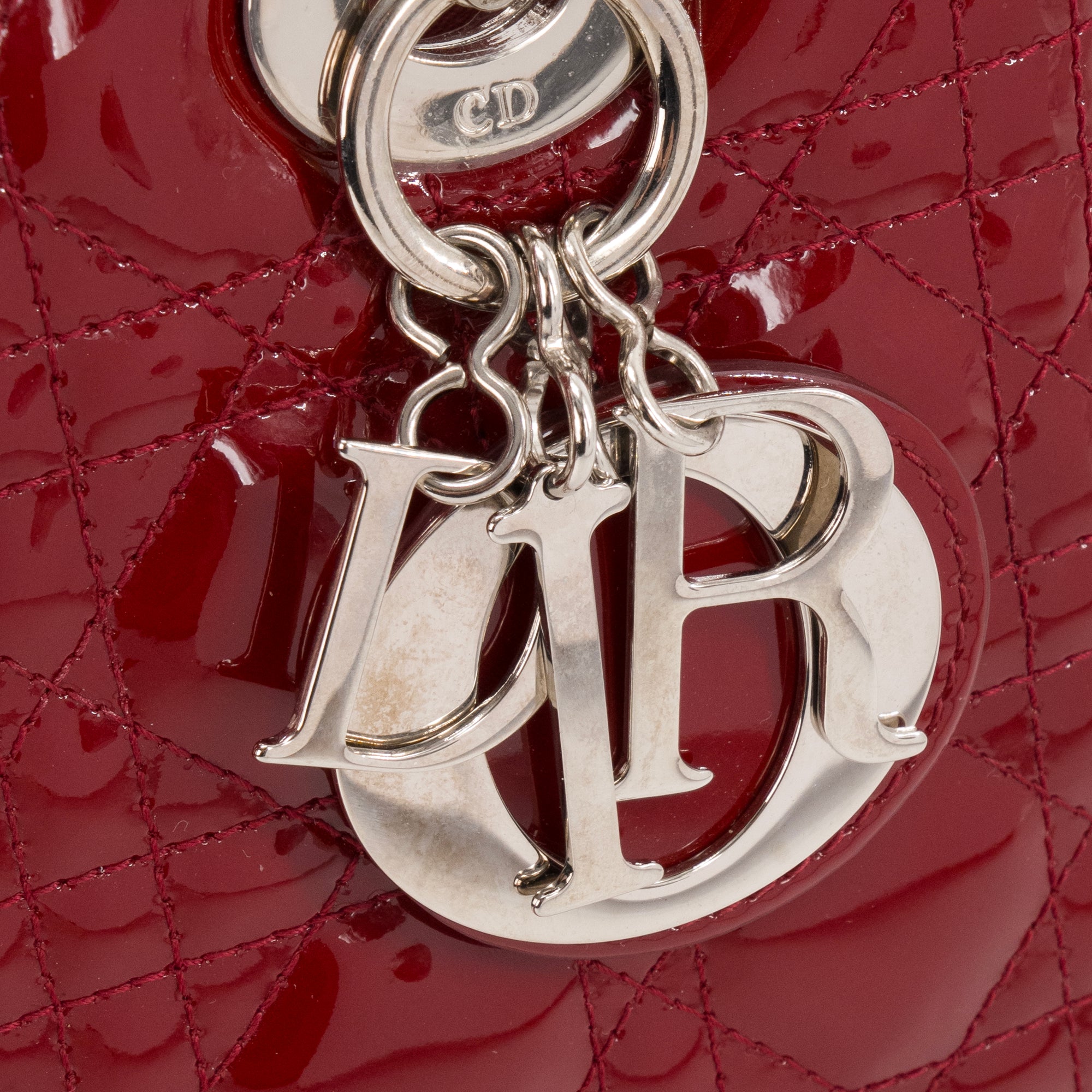 DIOR - Sac à main Lady Dior medium Dior en cuir verni rouge