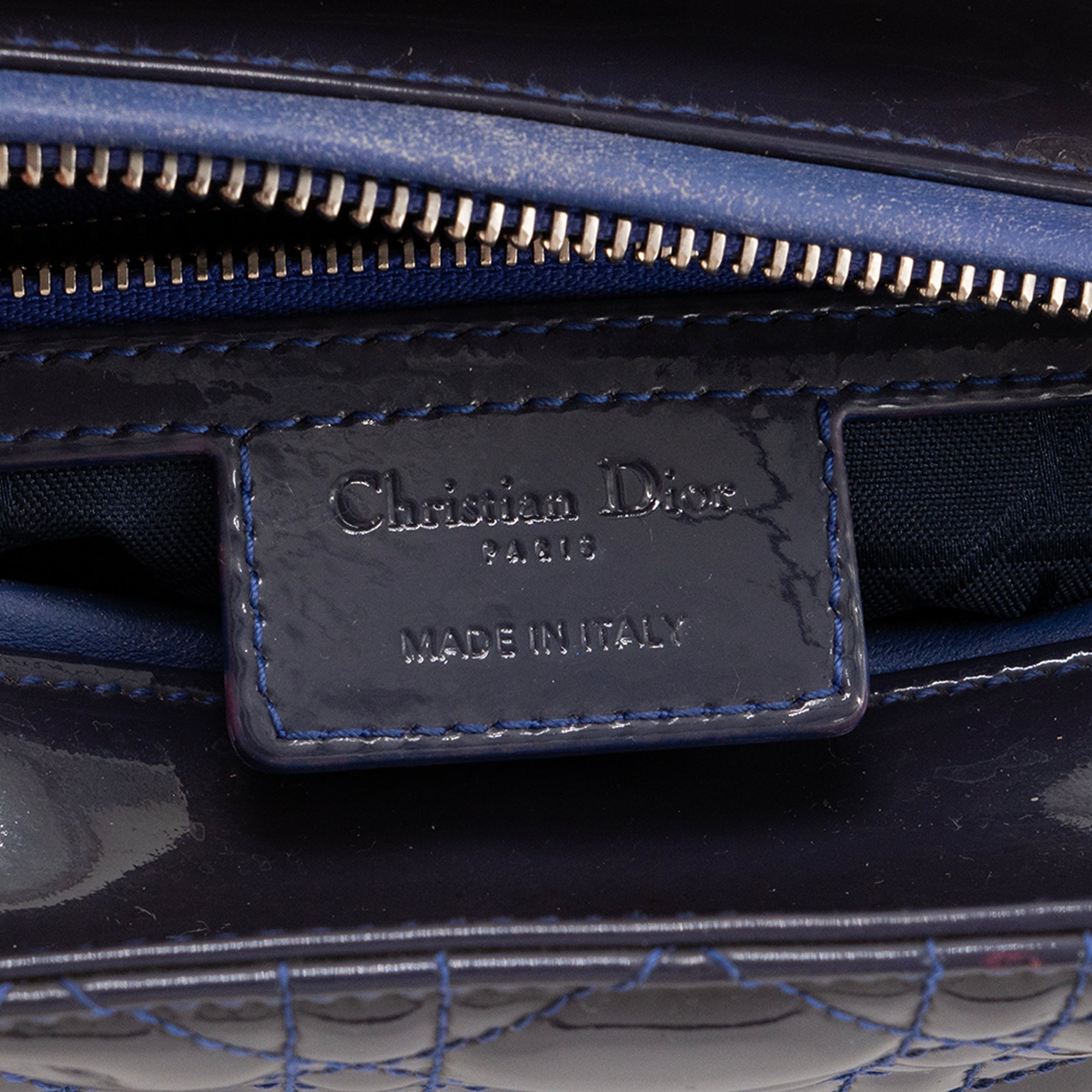 DIOR - Sac à main Lady Dior Medium en cuir cannage verni bleu marine