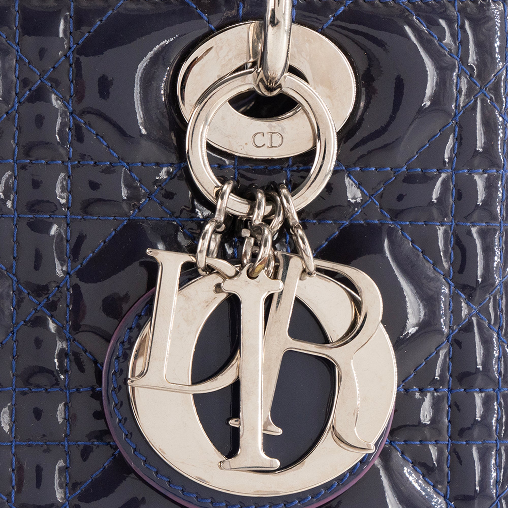 DIOR - Sac à main Lady Dior Medium en cuir cannage verni bleu marine