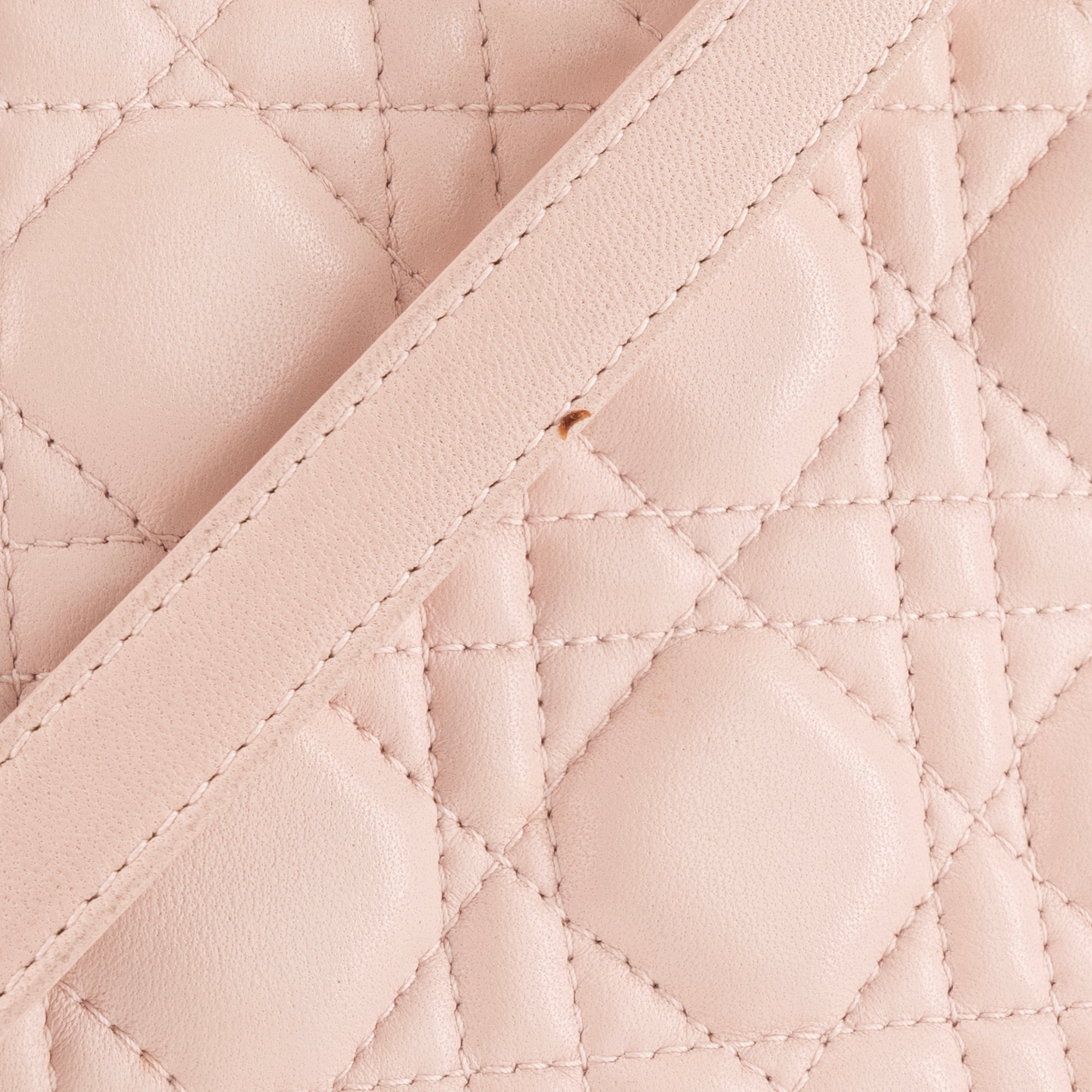 DIOR - Sac à main Lady Dior Medium en cuir rose pâle