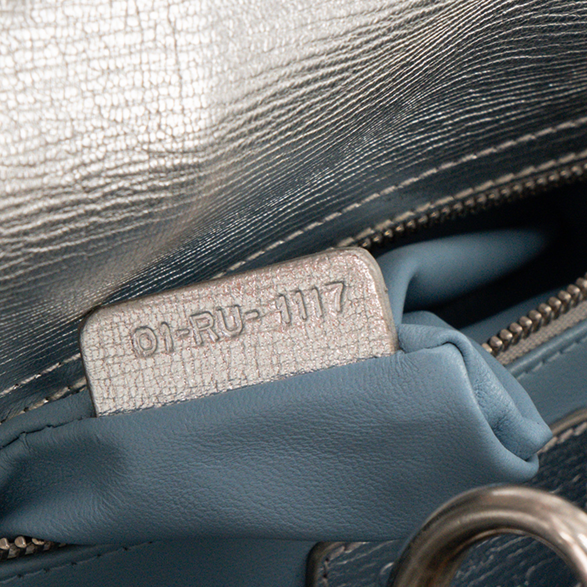 DIOR - Sac à bandoulière Lady Dior small en cuir froissé argenté édition limitée