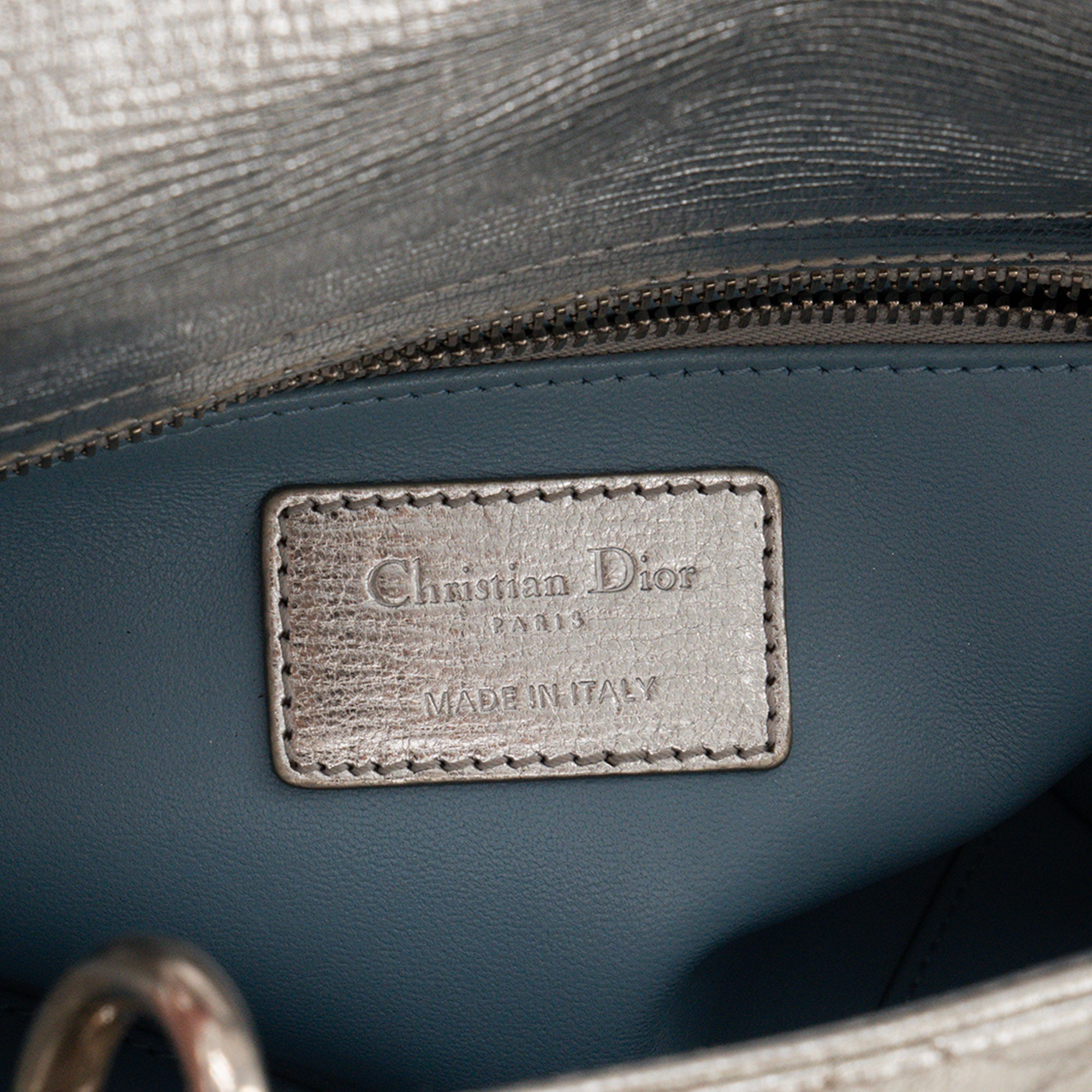 DIOR - Sac à bandoulière Lady Dior small en cuir froissé argenté édition limitée