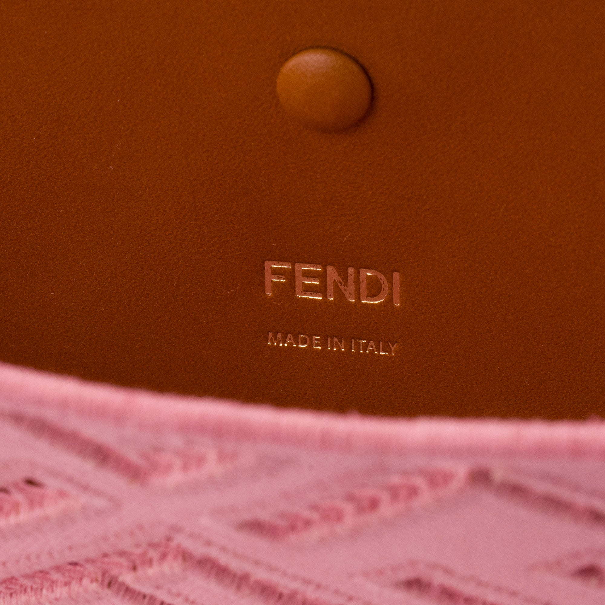 FENDI - Sac à bandoulière Baguette Fendi en toile rose édition limitée