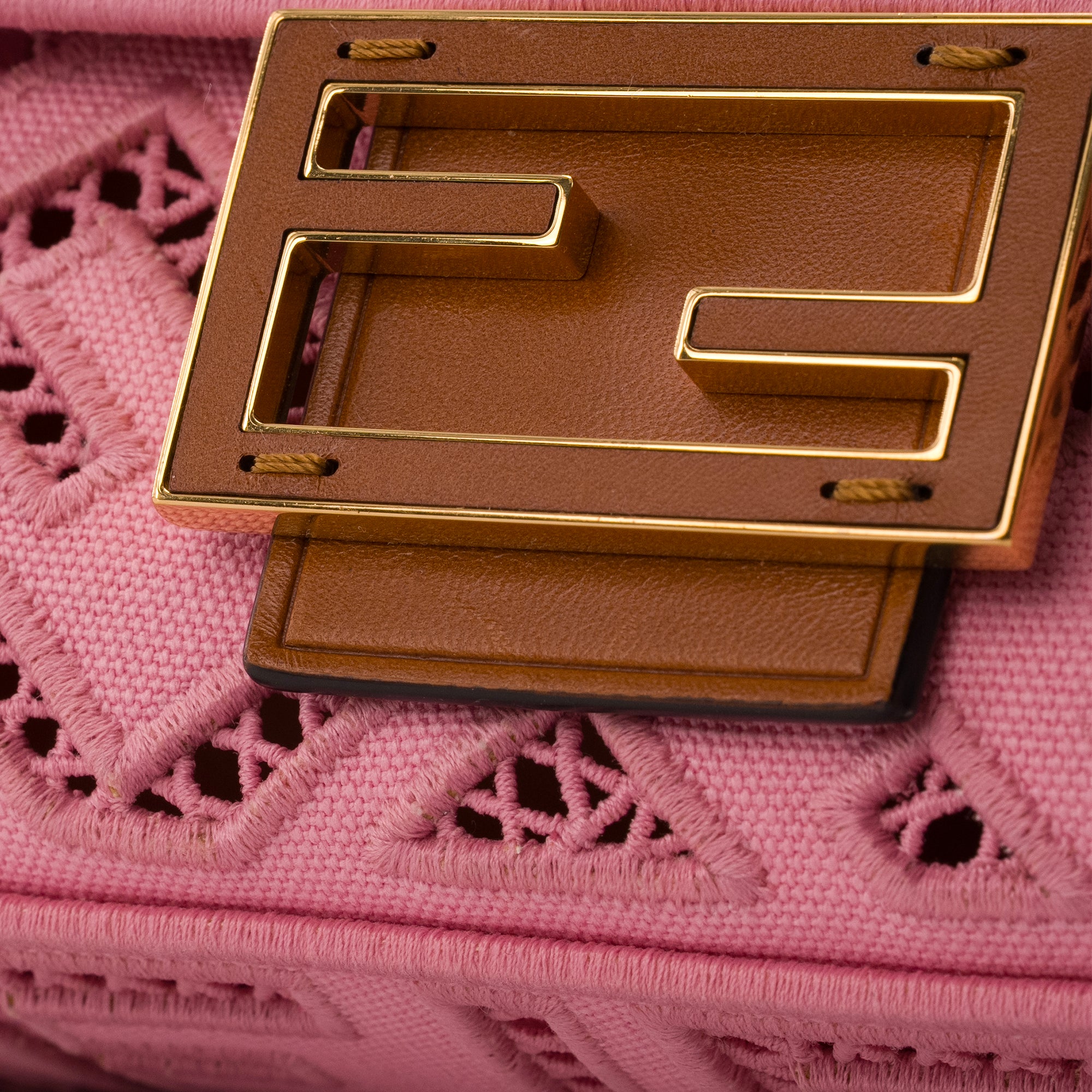 FENDI - Sac à bandoulière Baguette Fendi en toile rose édition limitée