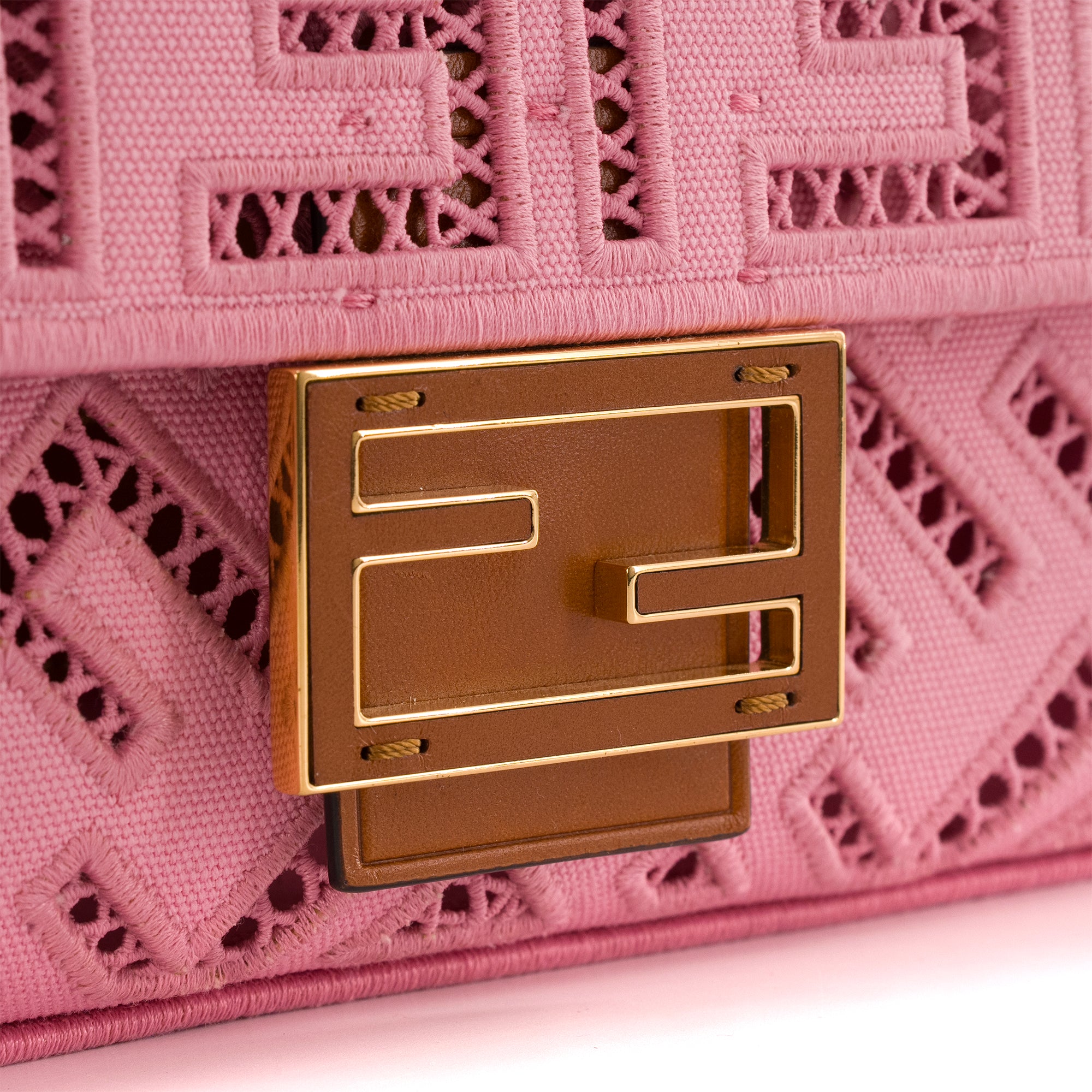 FENDI - Sac à bandoulière Baguette Fendi en toile rose édition limitée