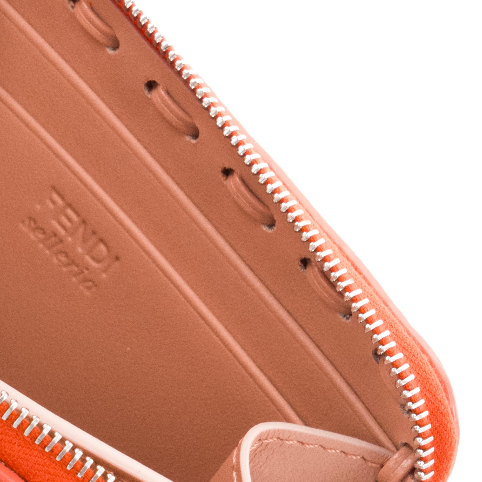 FENDI - Porte-monnaie Peekaboo Fendi en cuir grainé orange
