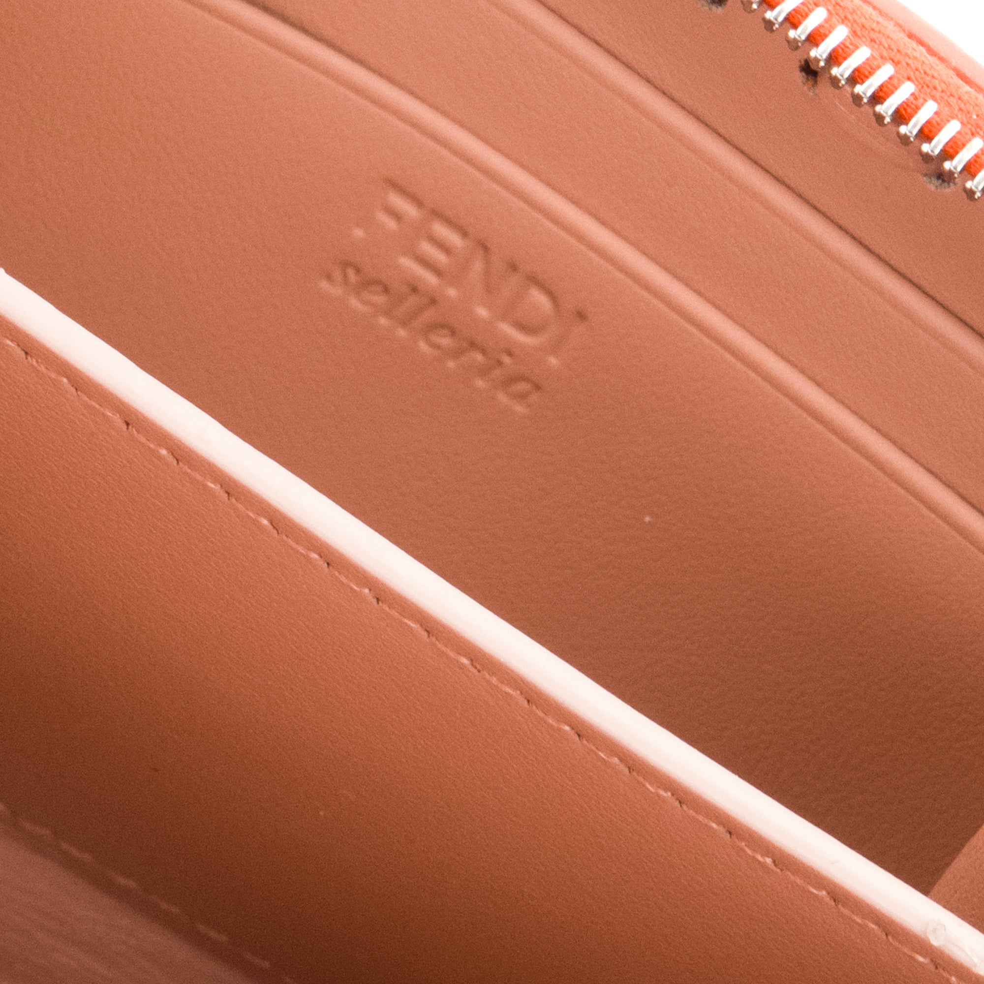 FENDI - Porte-monnaie Peekaboo Fendi en cuir grainé orange