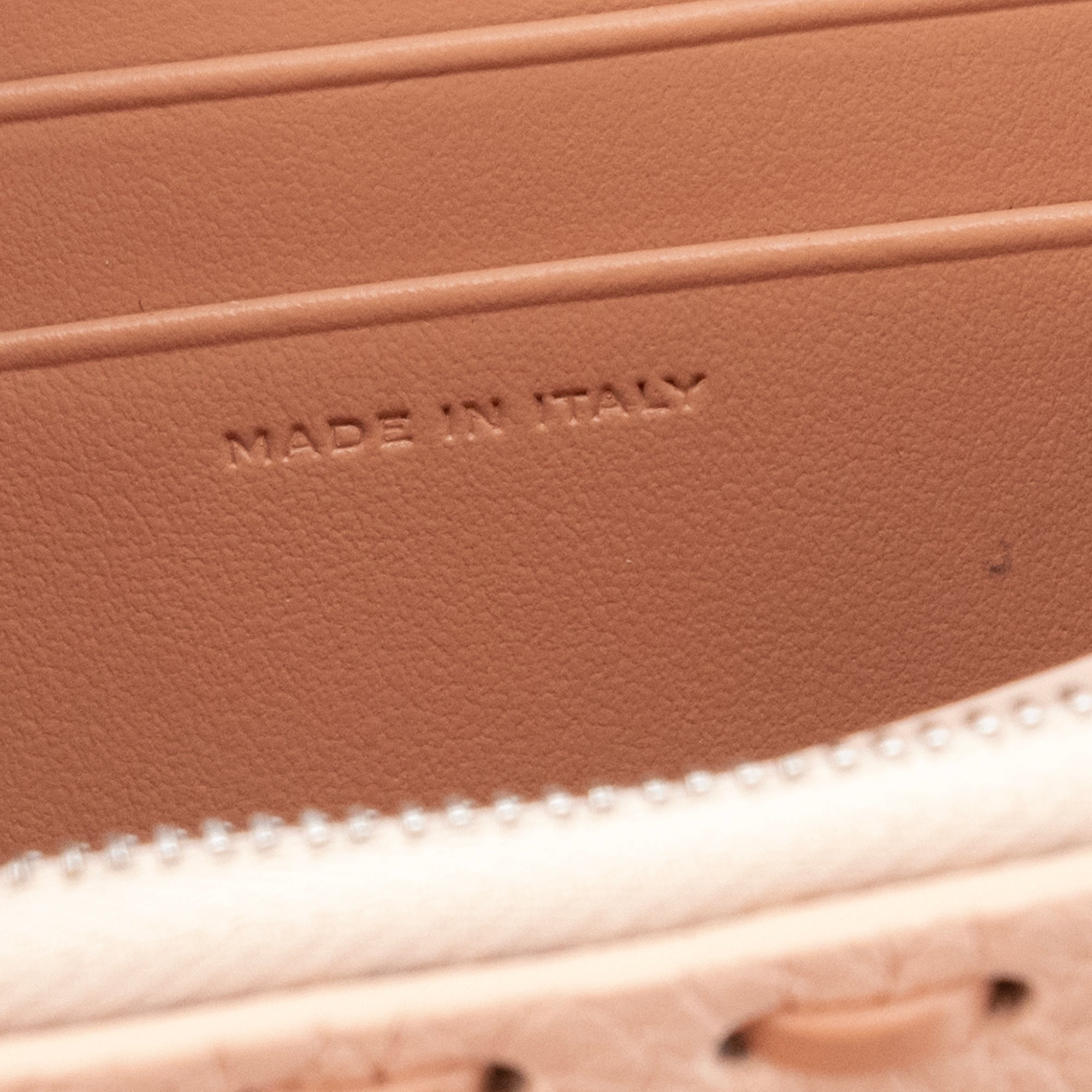 FENDI - Porte-monnaie Peekaboo Fendi en cuir grainé rose