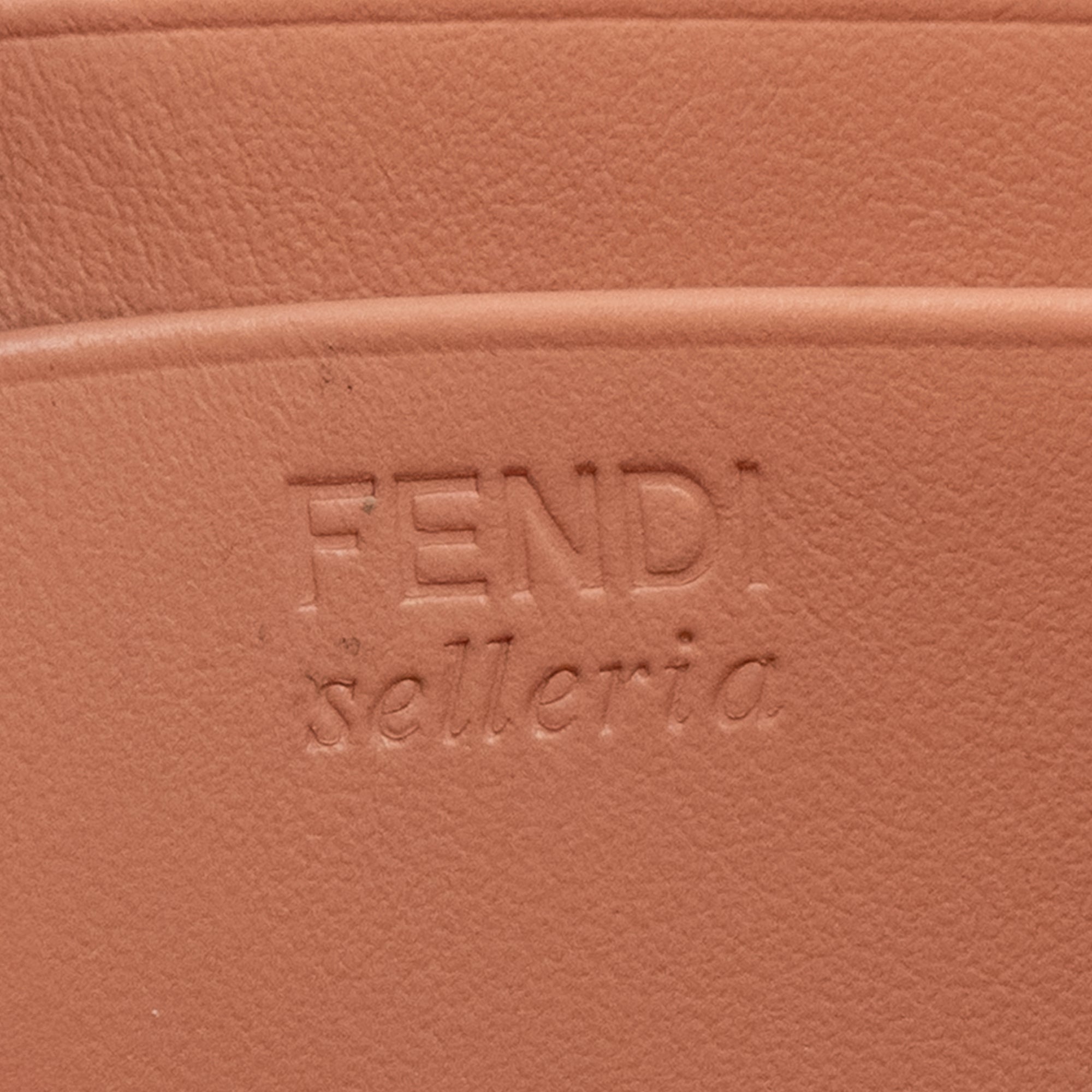 FENDI - Porte-monnaie Peekaboo Fendi en cuir grainé rose