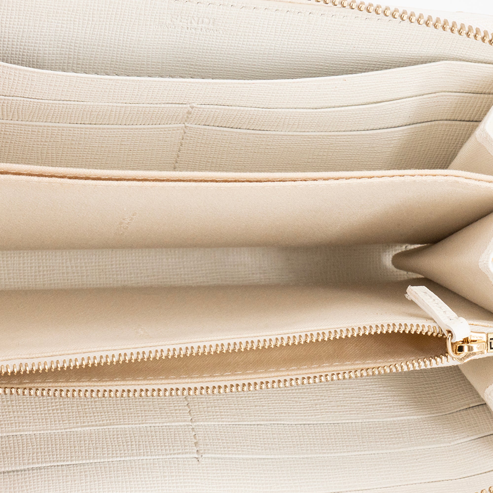FENDI - Portefeuille Zippy Karlito Karl Lagerfeld x Fendi en cuir grainé blanc édition limitée