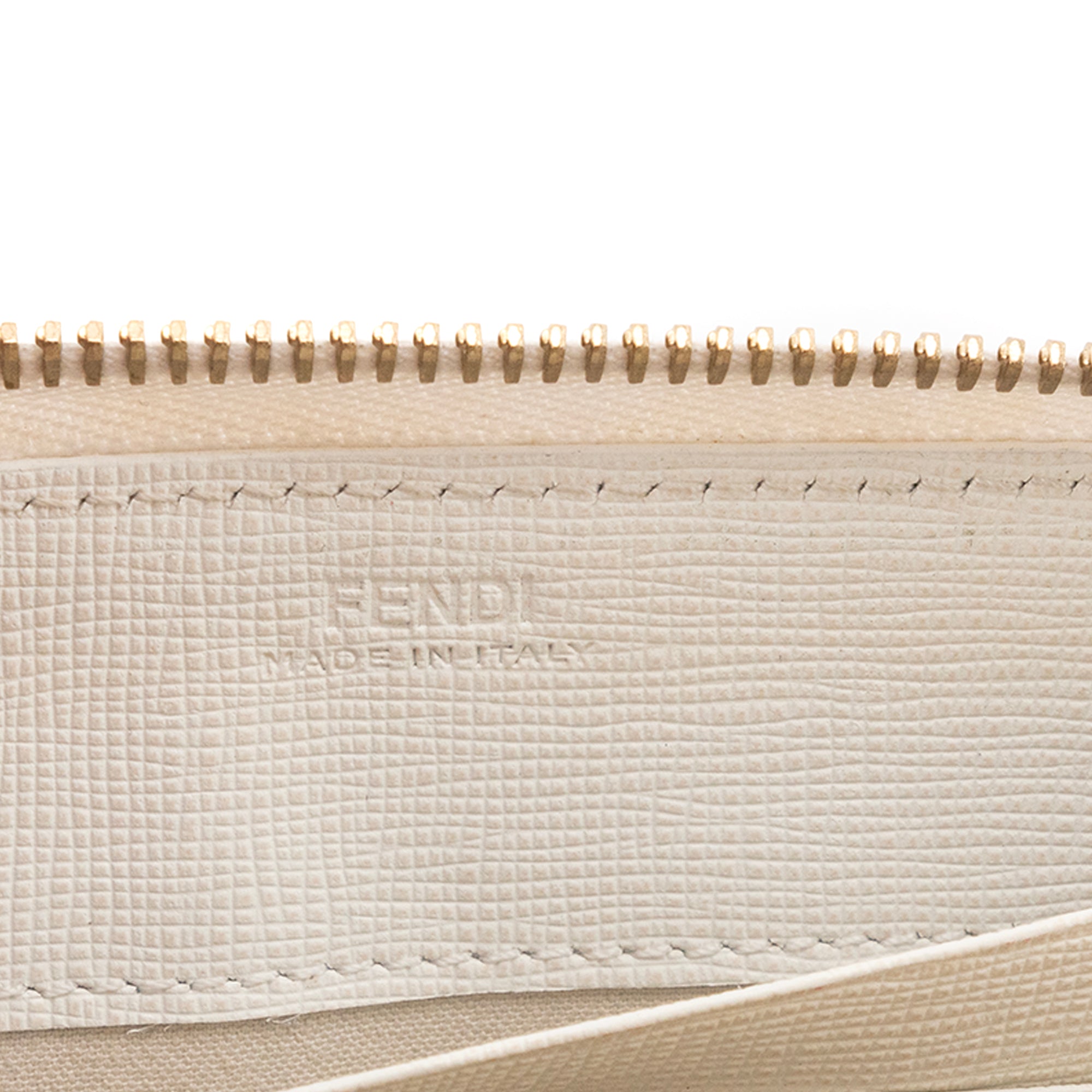 FENDI - Portefeuille Zippy Karlito Karl Lagerfeld x Fendi en cuir grainé blanc édition limitée