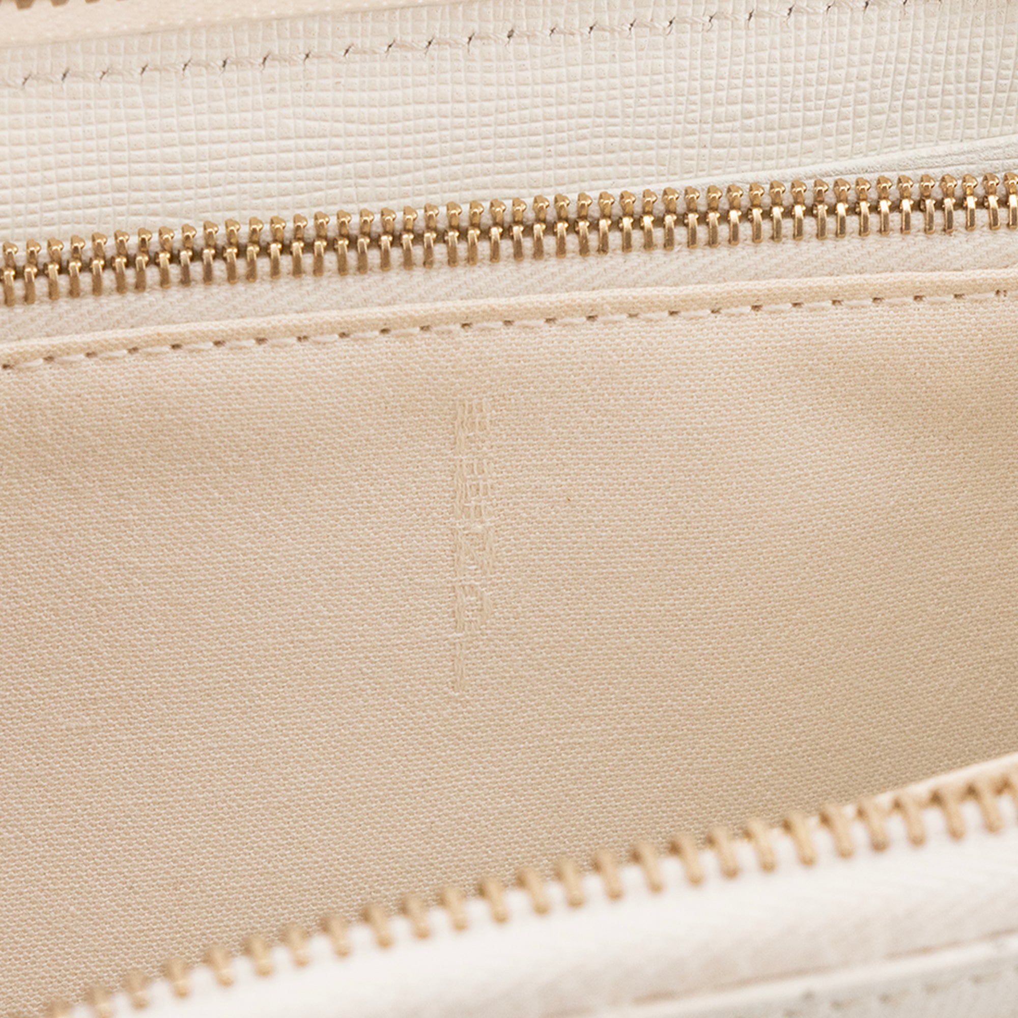 FENDI - Portefeuille Zippy Karlito Karl Lagerfeld x Fendi en cuir grainé blanc édition limitée