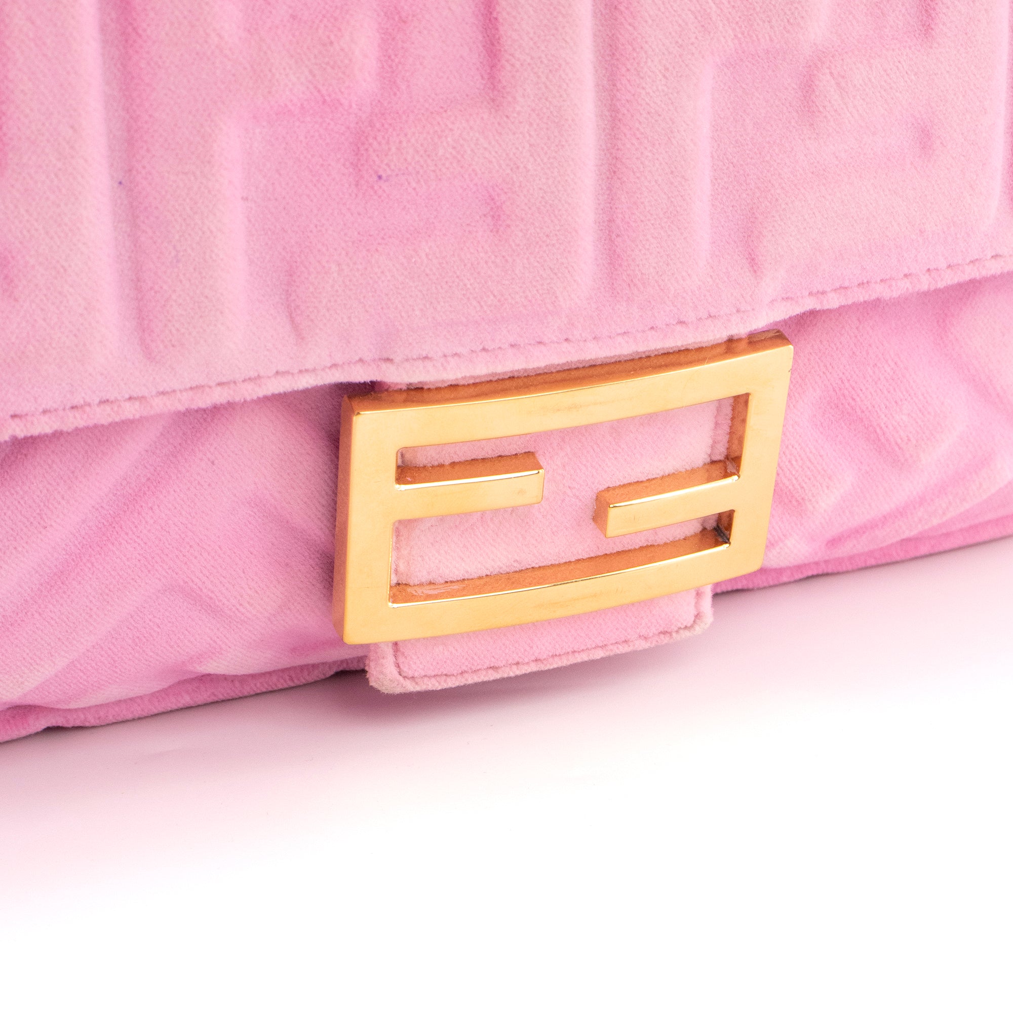FENDI - Sac à bandoulière Baguette Fendi en velours embossé zucca rose