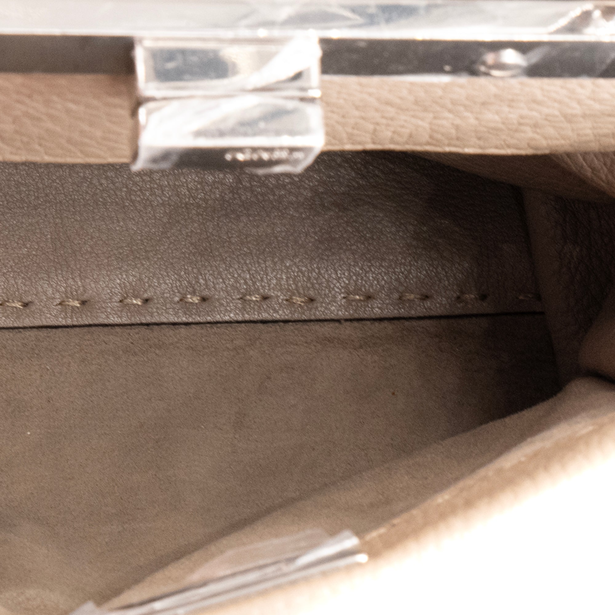 FENDI - Sac à bandoulière Peekaboo mini Fendi en cuir grainé taupe et anse en python