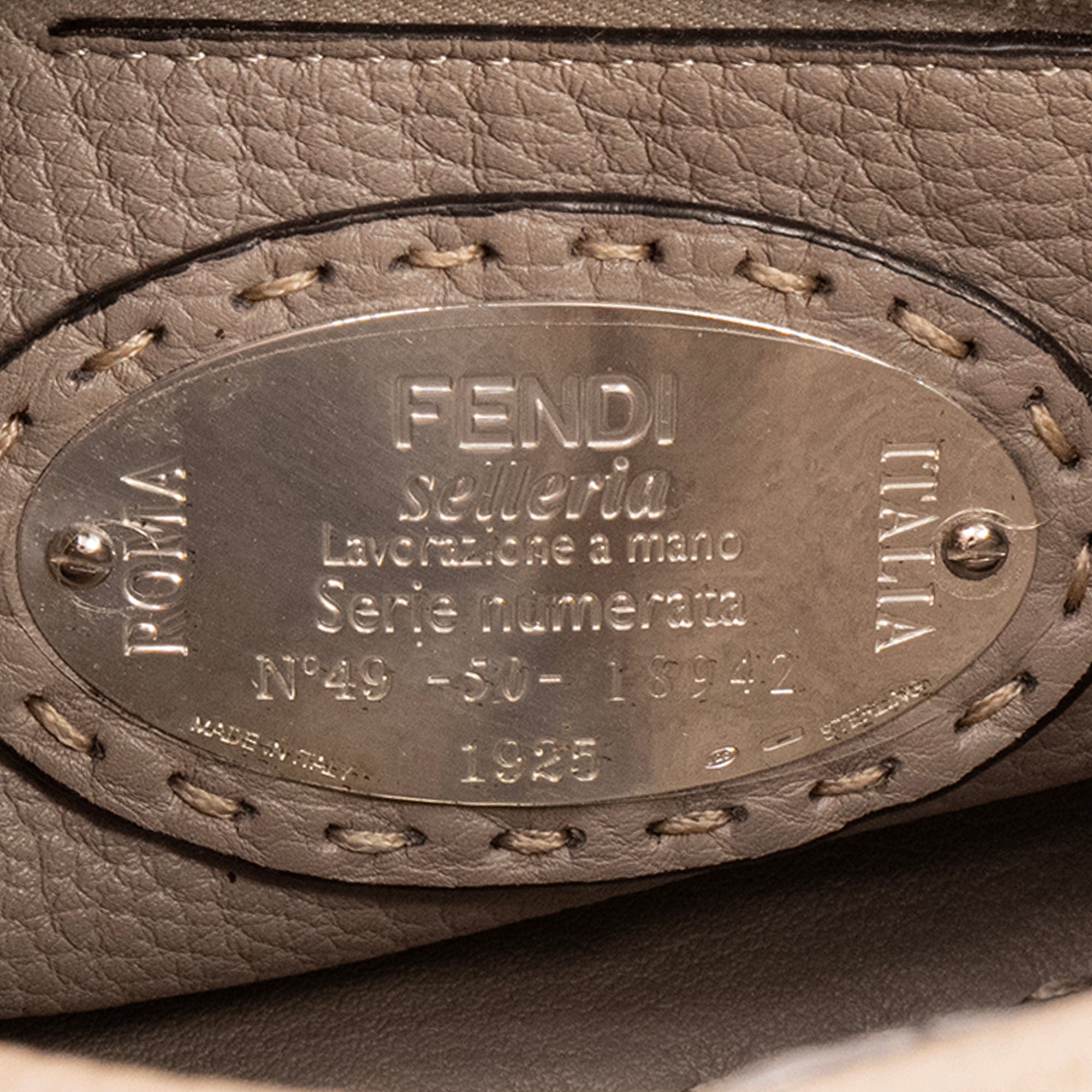 FENDI - Sac à bandoulière Peekaboo mini Fendi en cuir grainé taupe et anse en python