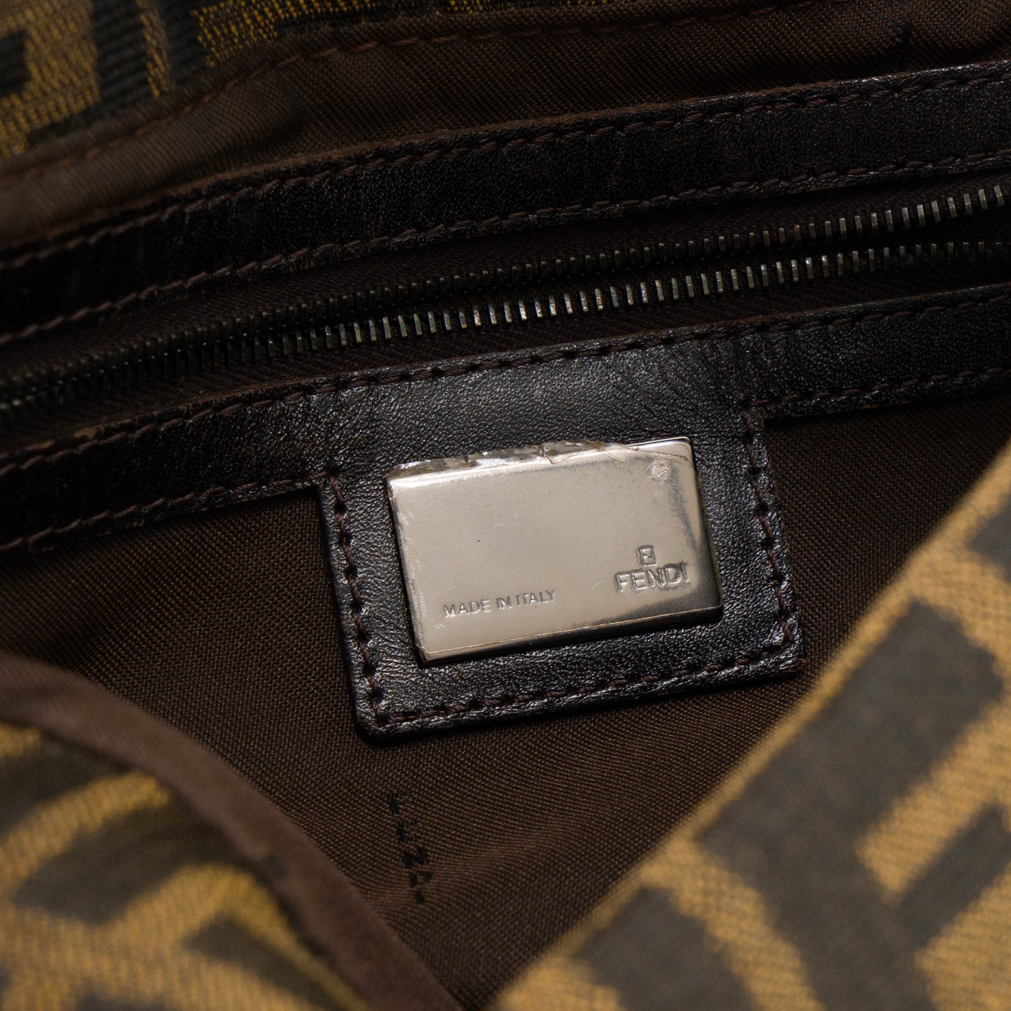 FENDI - Sac à épaule Baguette Fendi en toile jacquard FF zucca marron et noire vintage