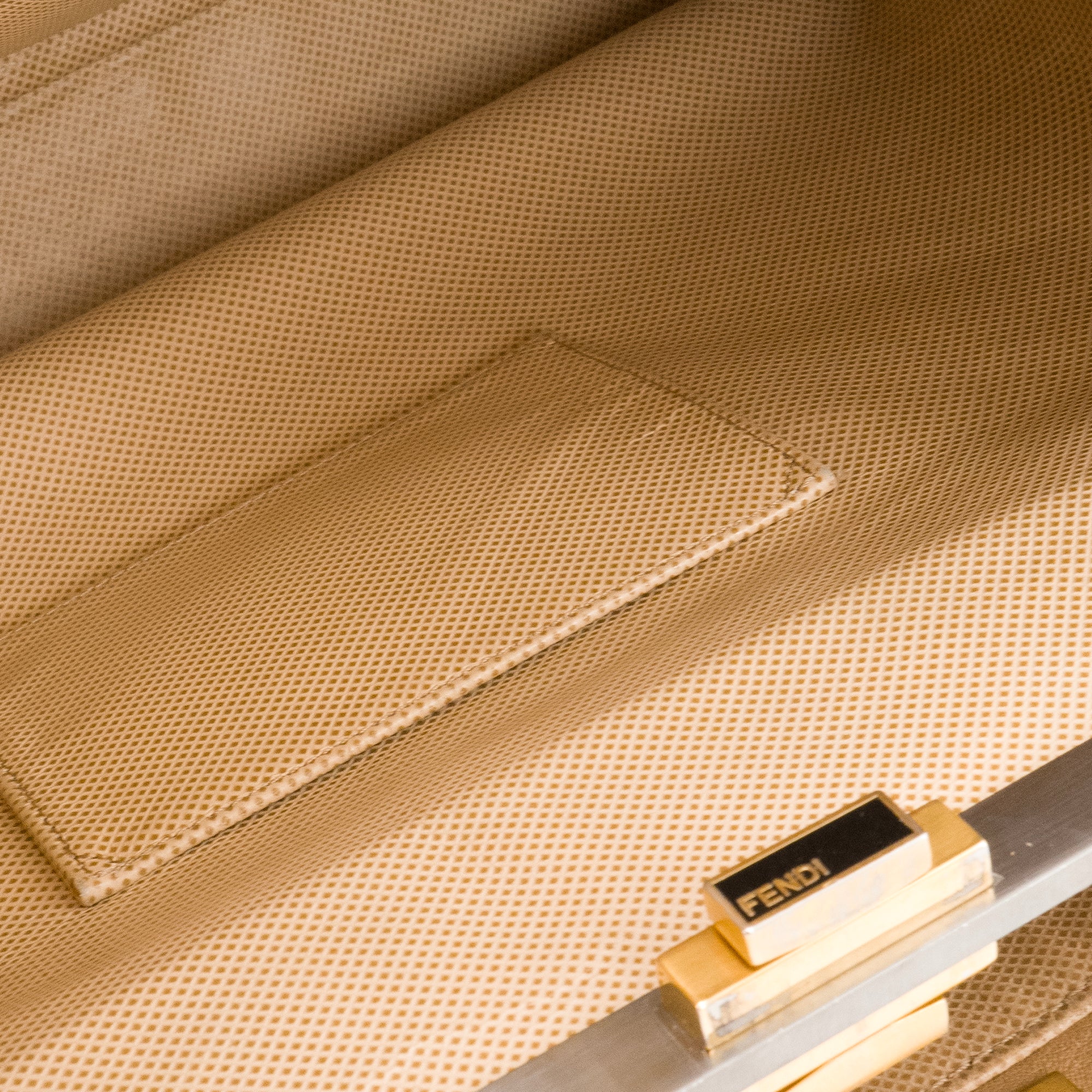 FENDI - Sac à main Peekaboo Fendi en cuir grainé beige vintage