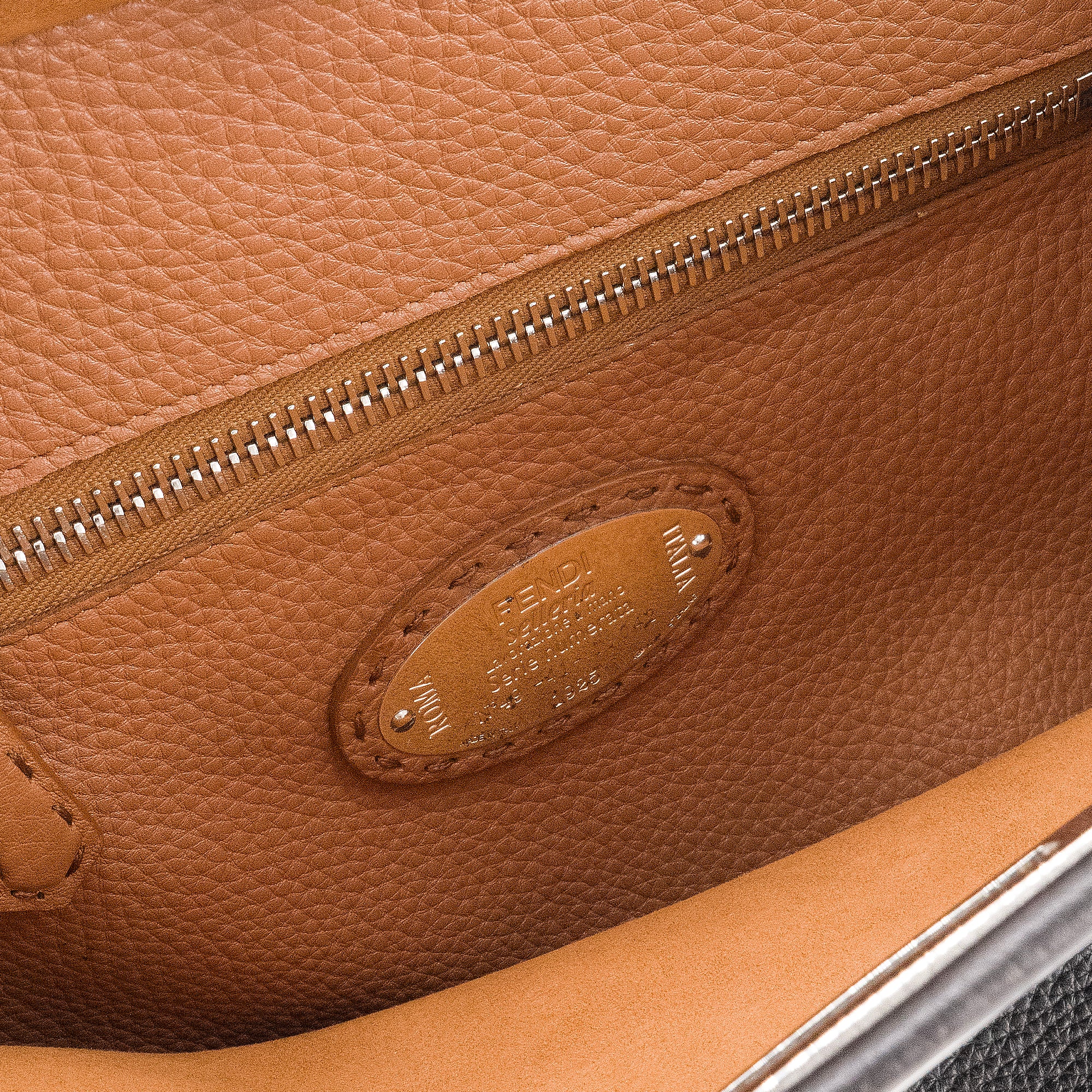 FENDI - Sac à main Peekaboo Fendi en cuir grainé noir