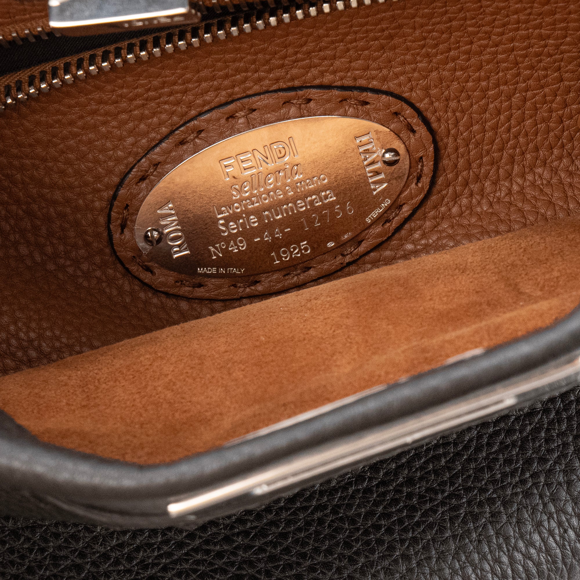 FENDI - Sac à main Peekaboo medium Fendi en cuir grainé noir