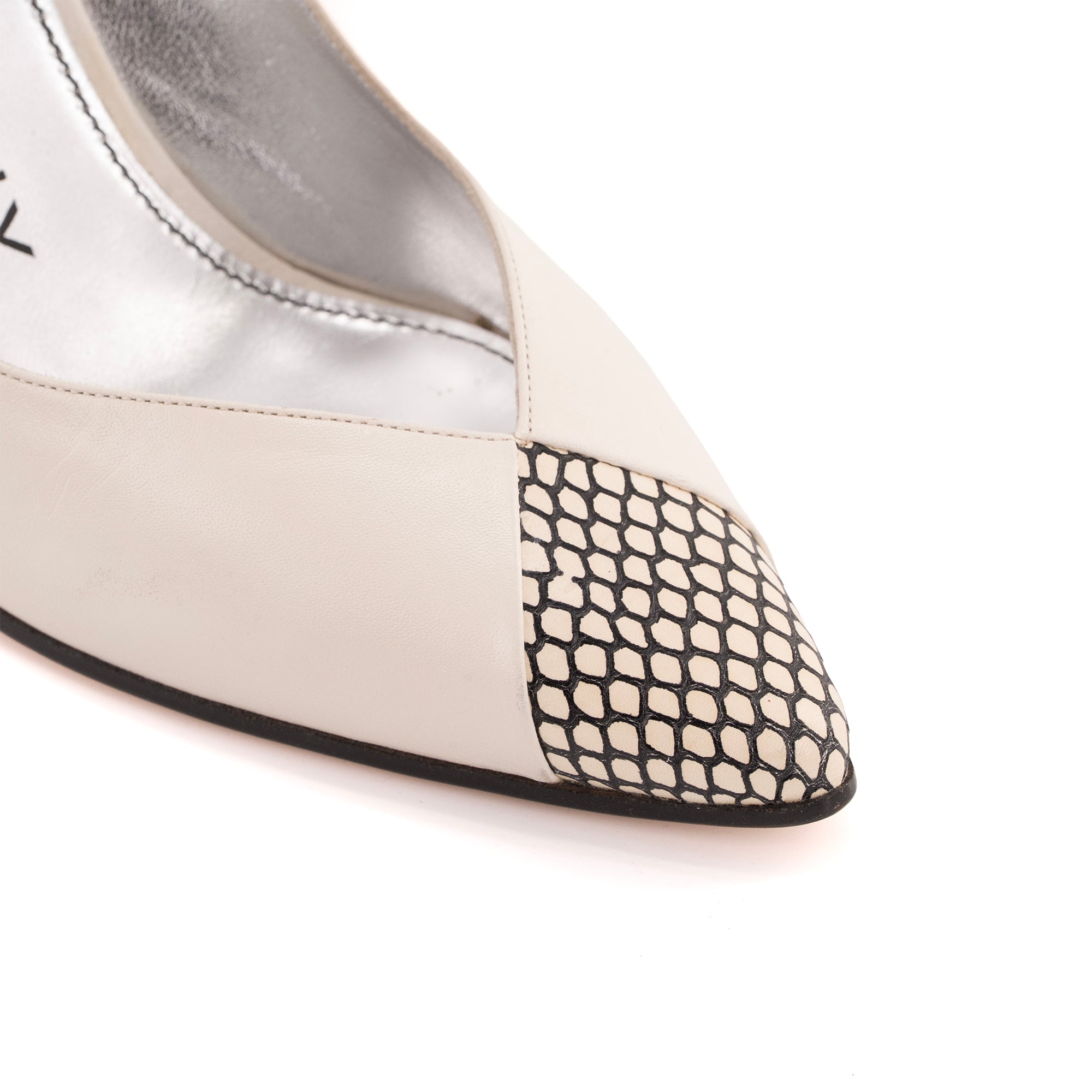 GIVENCHY - Escarpins Givenchy en cuir blanc effet python (T38.5)