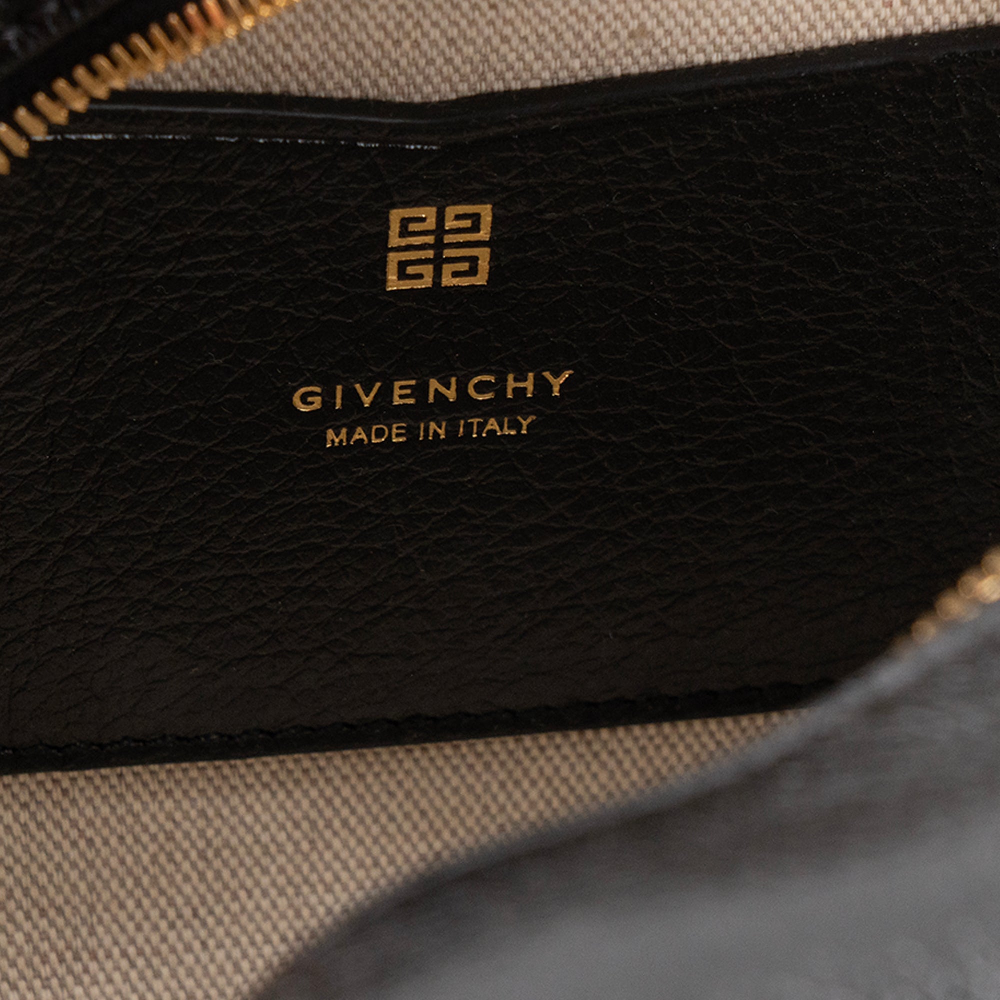 GIVENCHY - Sac à bandoulière Antigona Cube Mini Givenchy en cuir grainé noir